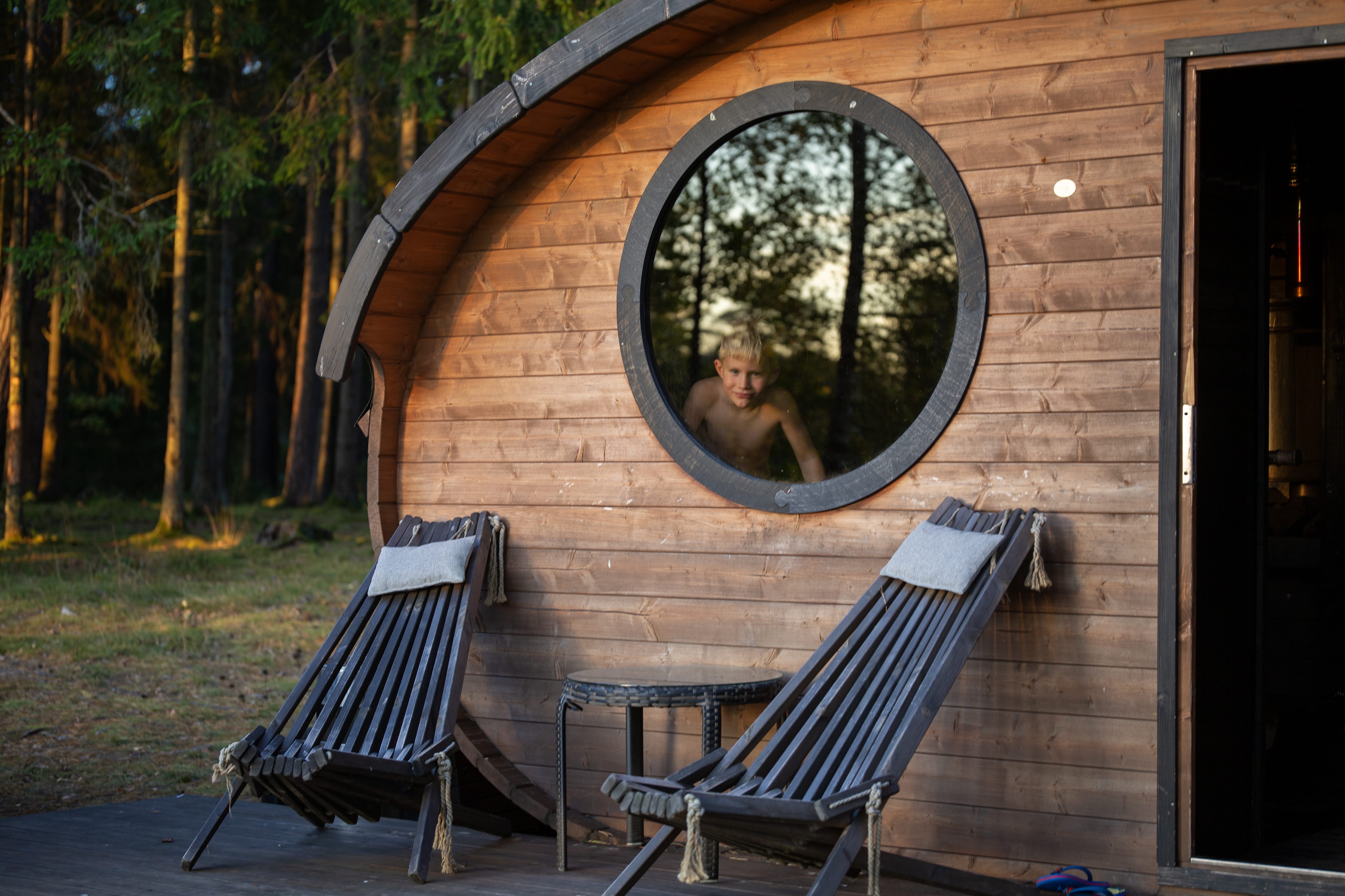 Ovaalsaun järve kaldal kuulub villa rendihinna sisse