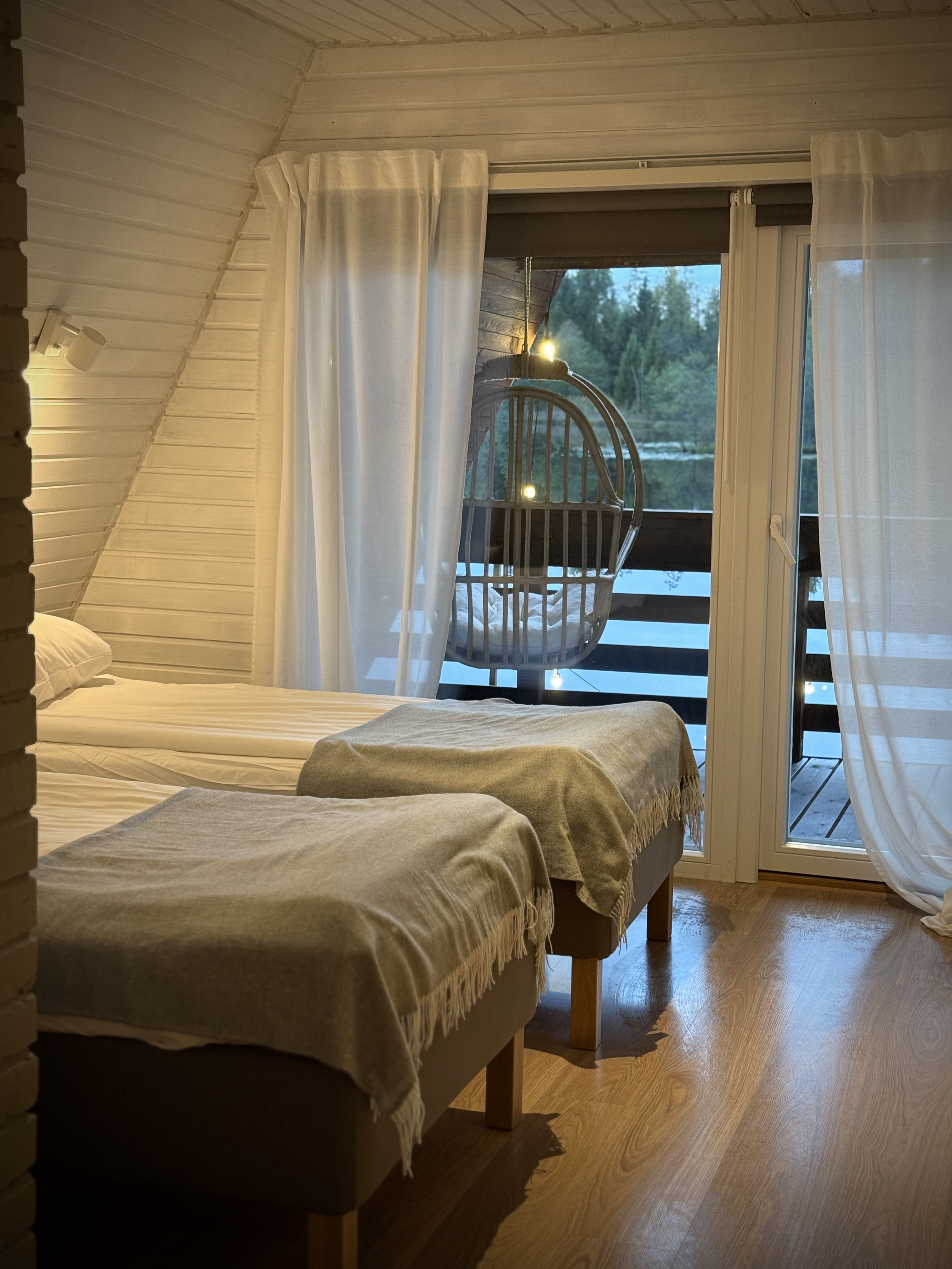 2. stāva guļamistabas skats uz balkonu