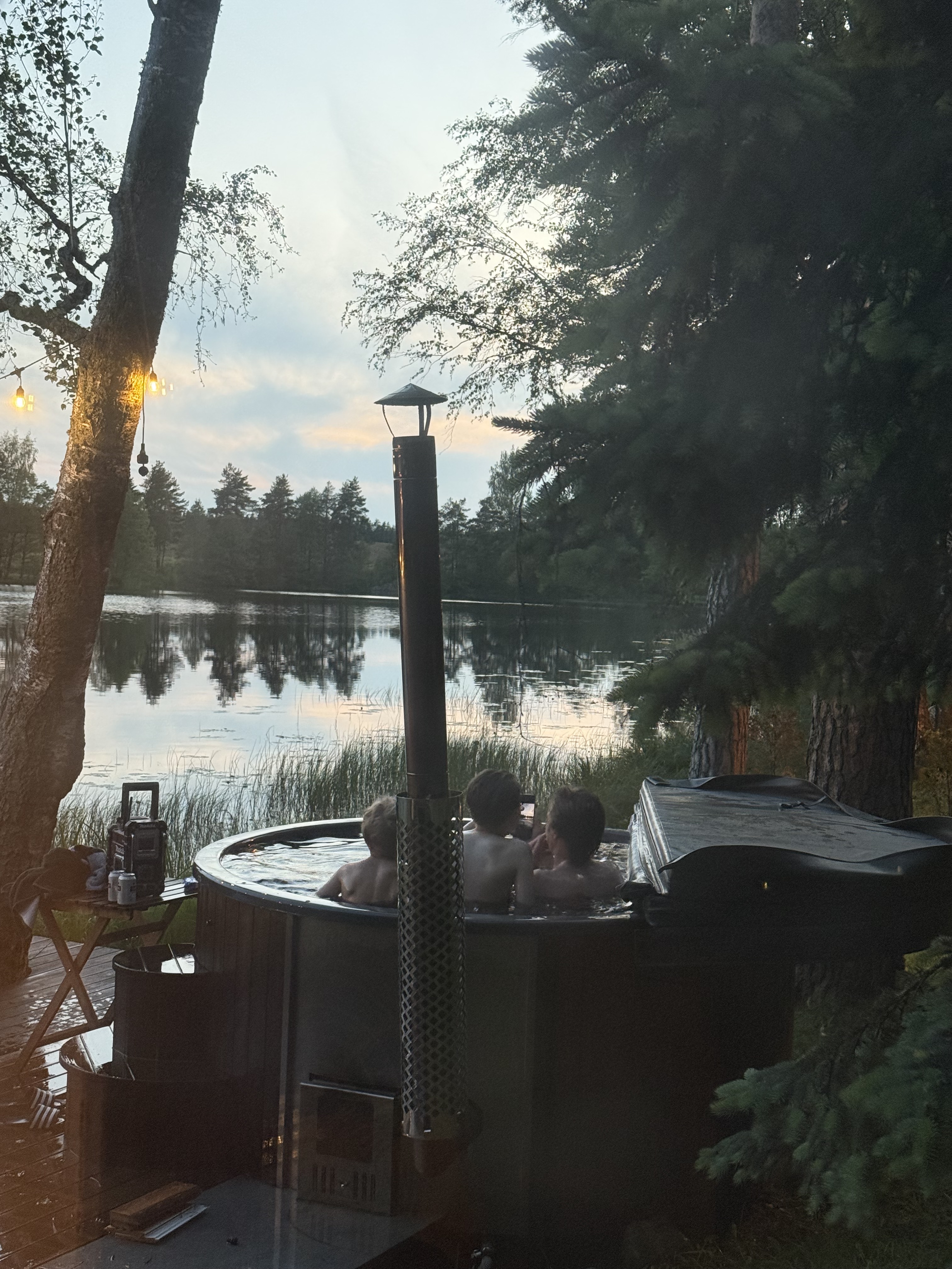 Kubls uz terases blakus atpūtas mājai