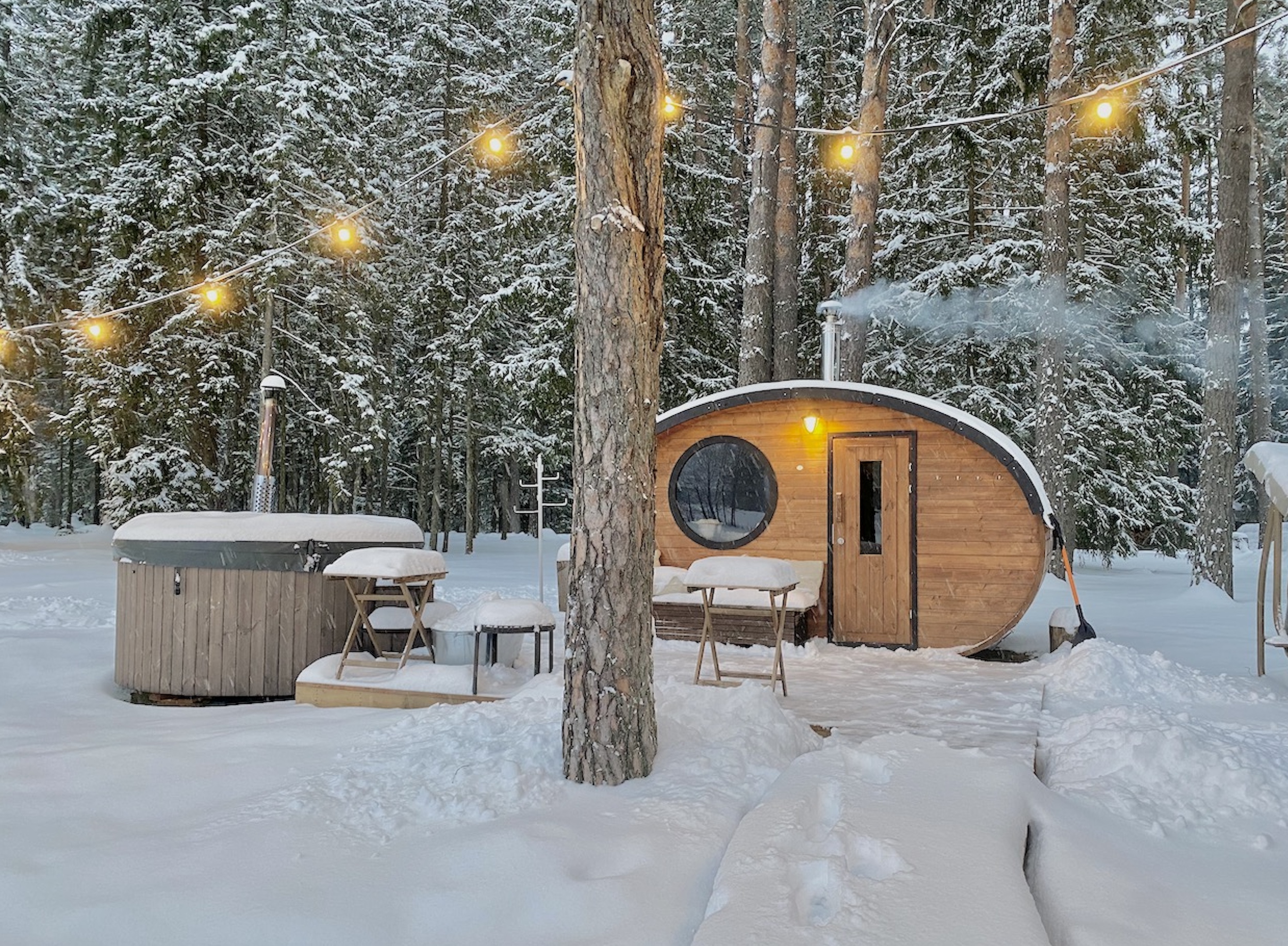 Ovalsauna und Badezuber im Winter