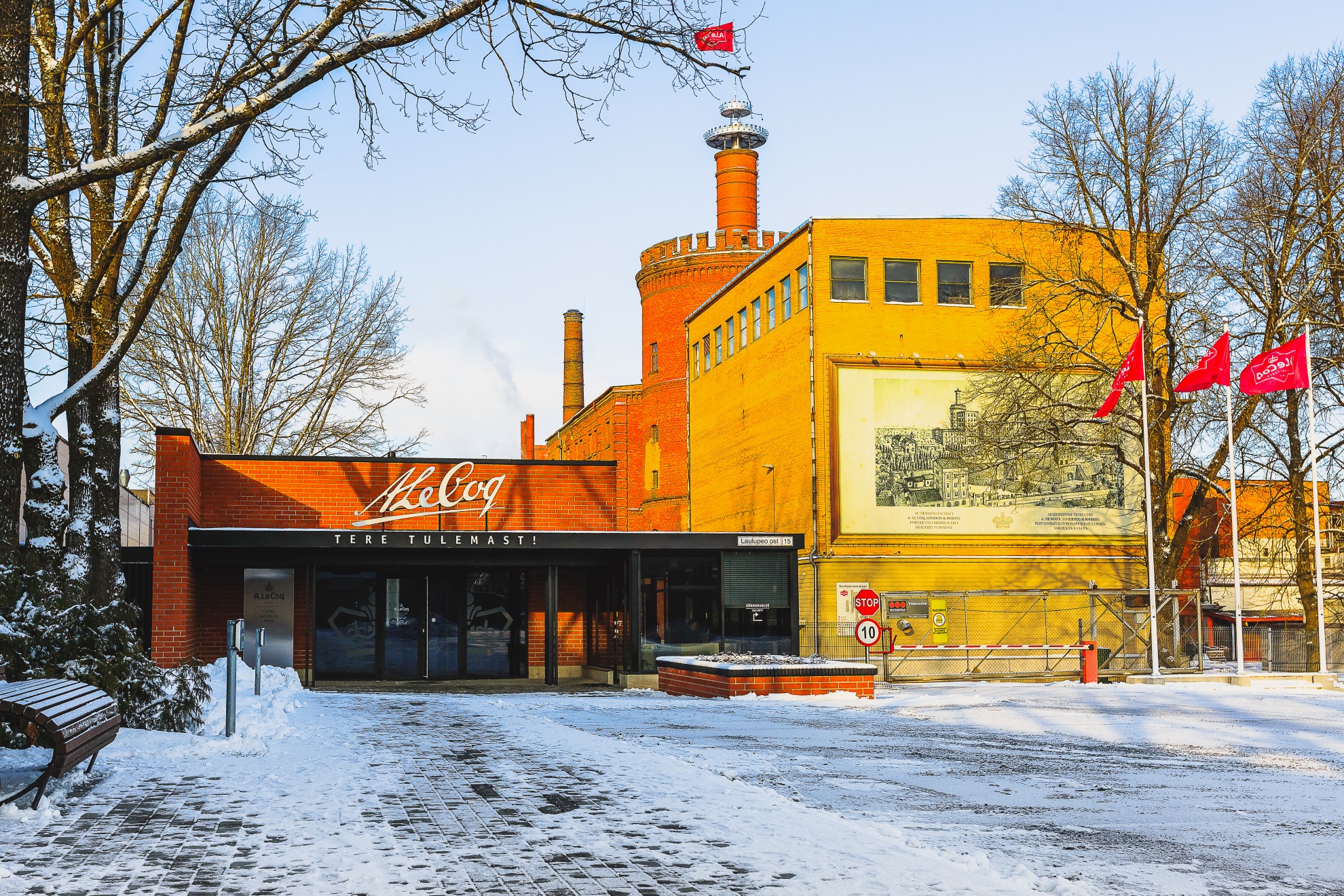 A. Le Coqi õllemuuseumi sissepääs lumises Tartu linnas Tähtveres