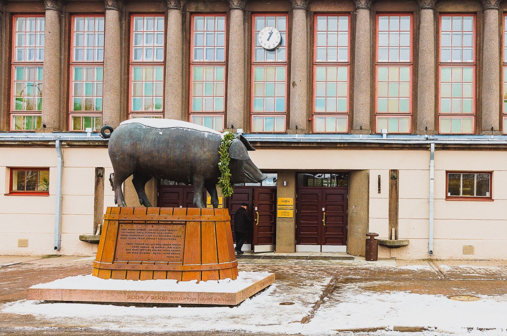 Tartu turuhoone ees talvine 'Pronkssiga'