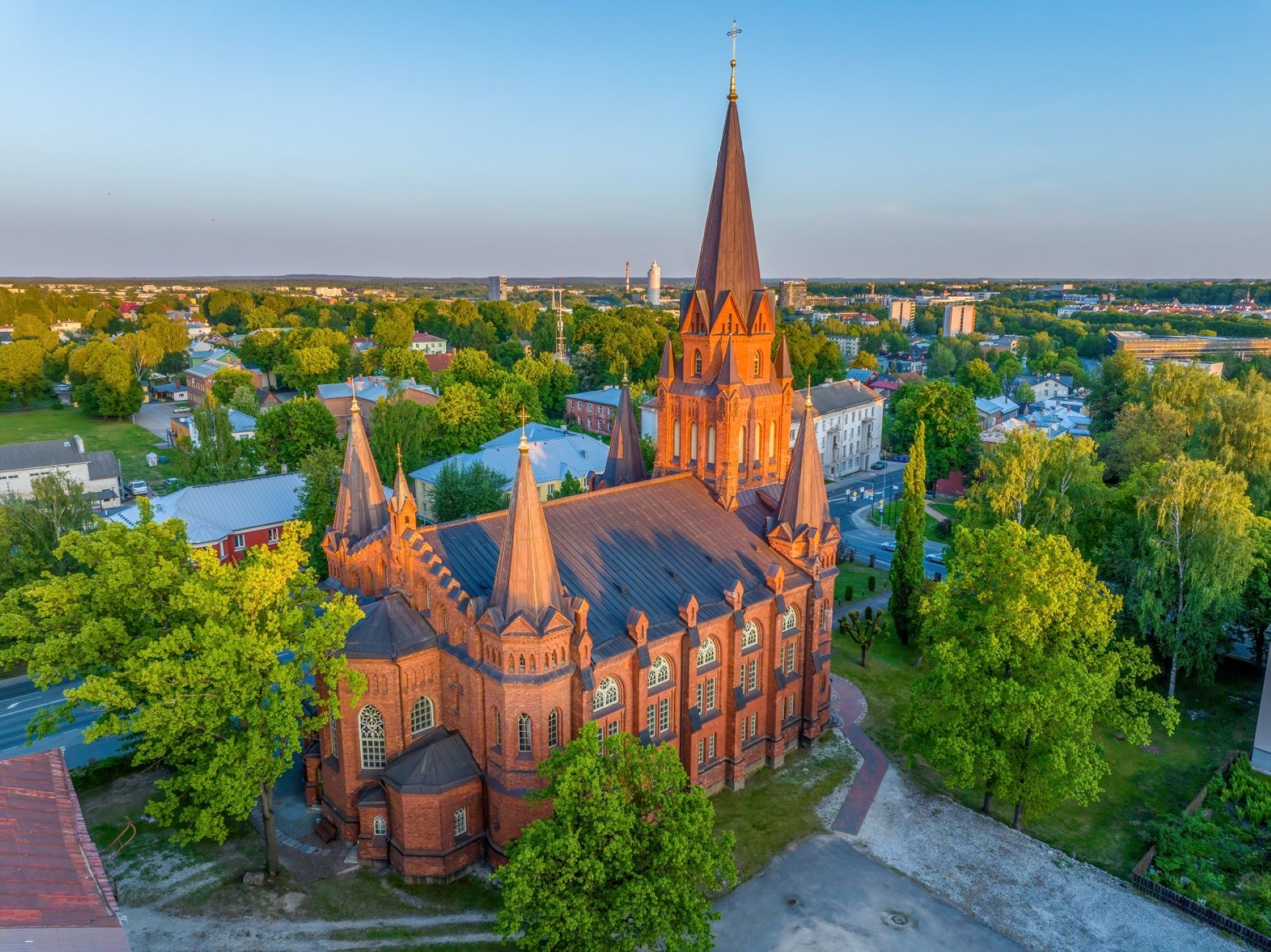 Tartu Peetri Kirche auf dem Narva-Hügel
