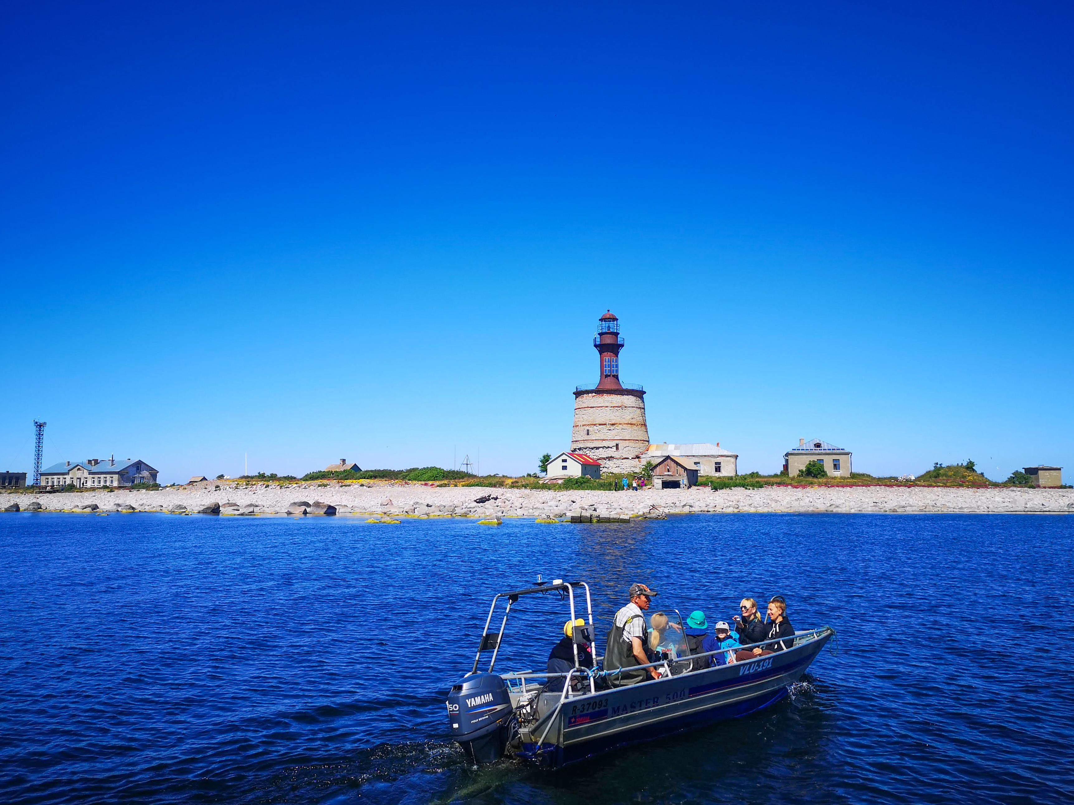 People randomly sailed to Keri Island in a small boat.