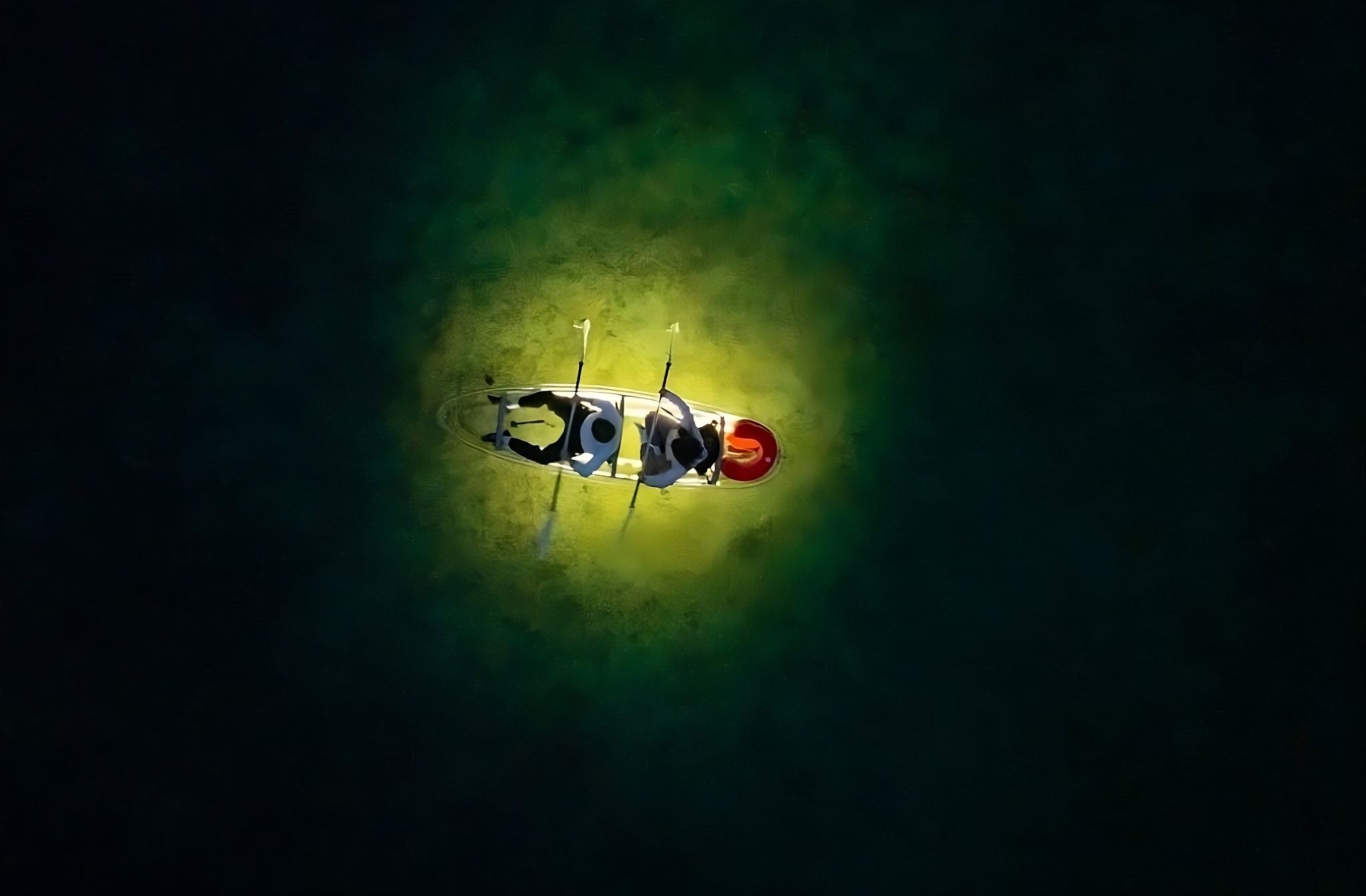 Valgusretk kajakiga öisel järvel