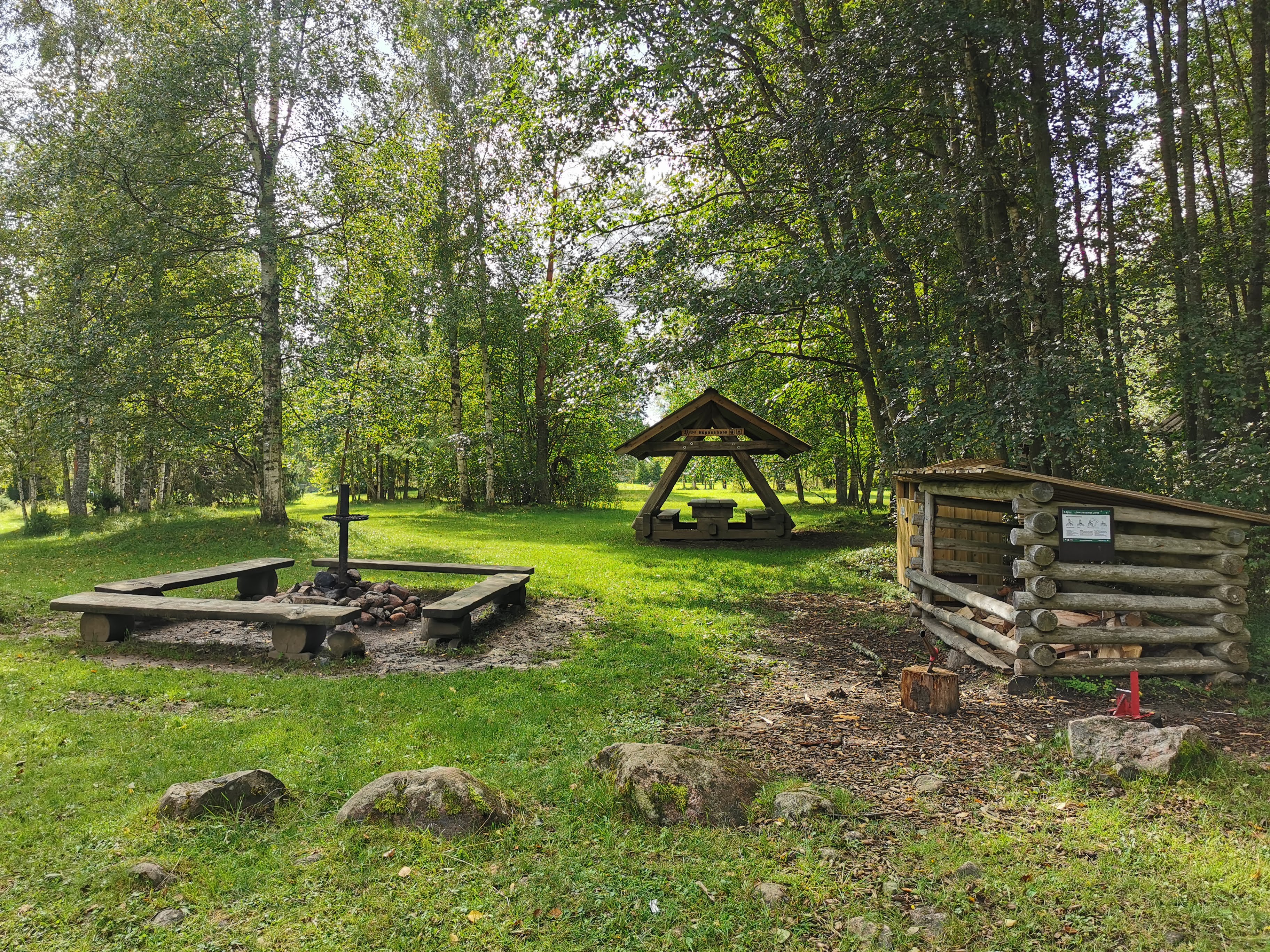Hüpassaare matkarajal asuv puhkeala lõkkekoha ja varjualusega