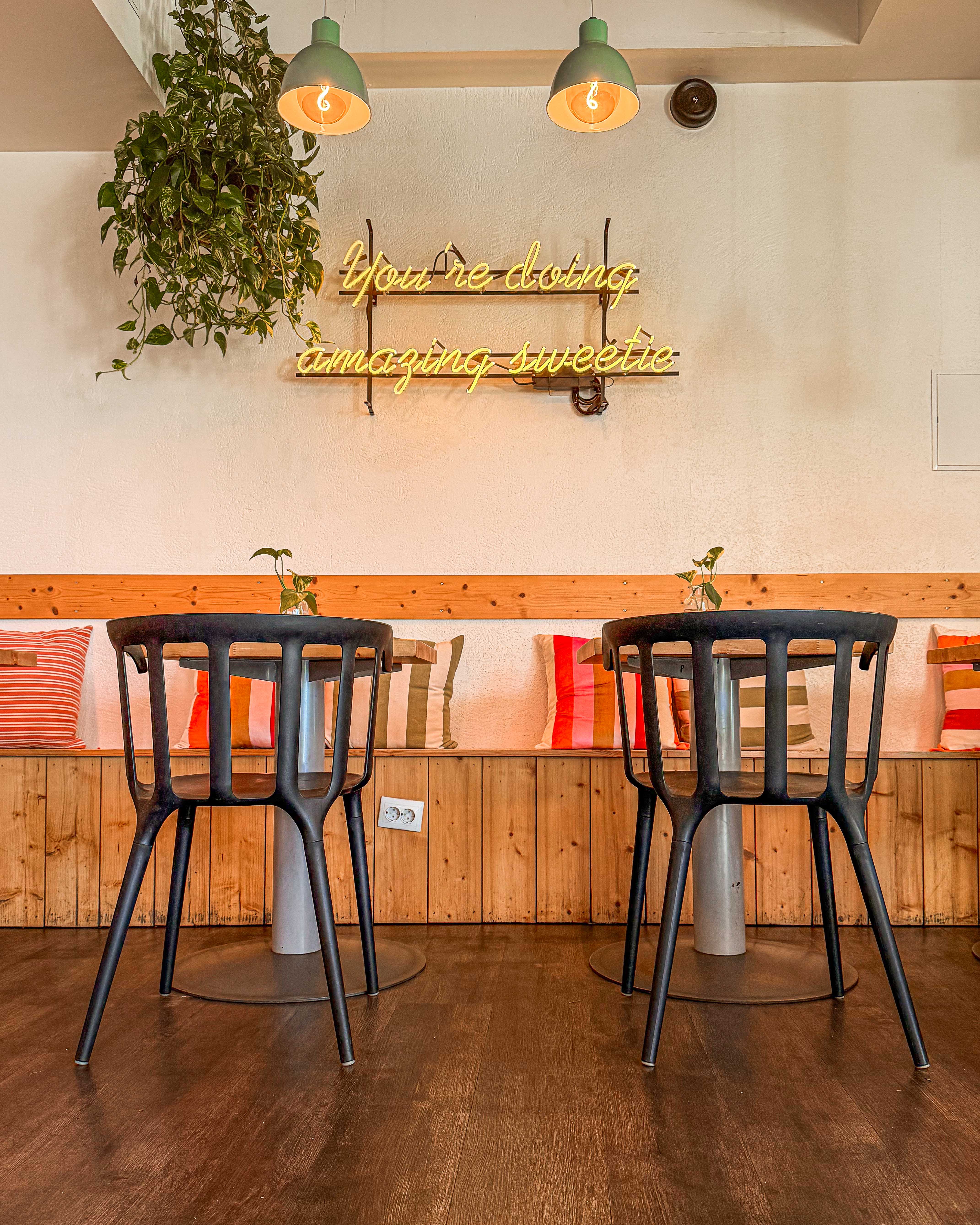 Hubane kohviku sisekujundus värviliste diasin elementidega