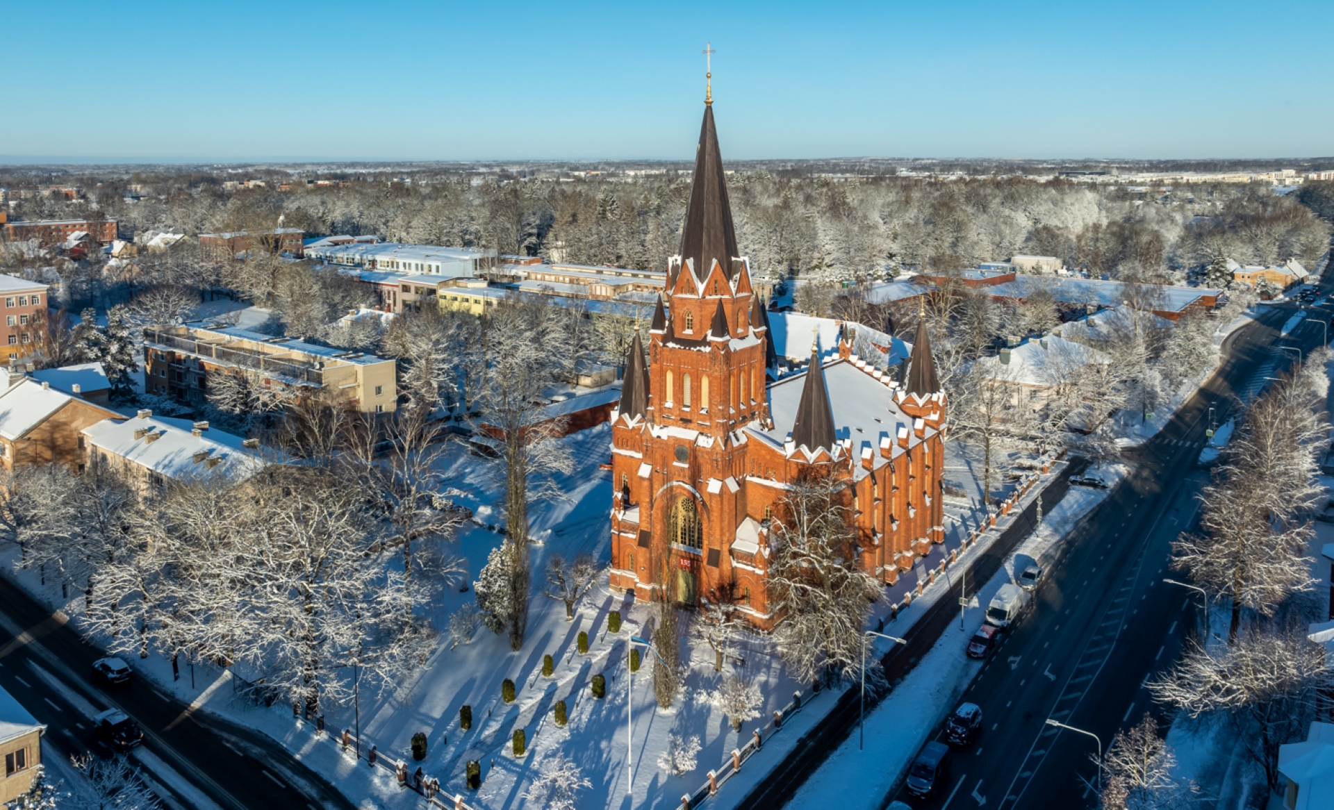 Lutherische neugotische Tartuer Petrikirche im Winter