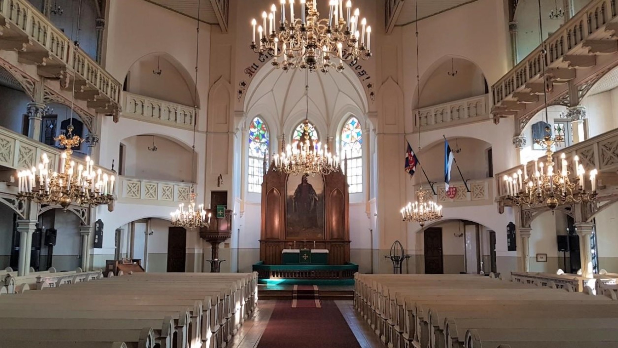 Hölzernes Interieur der mehrstöckigen Petrikirche in Tartu