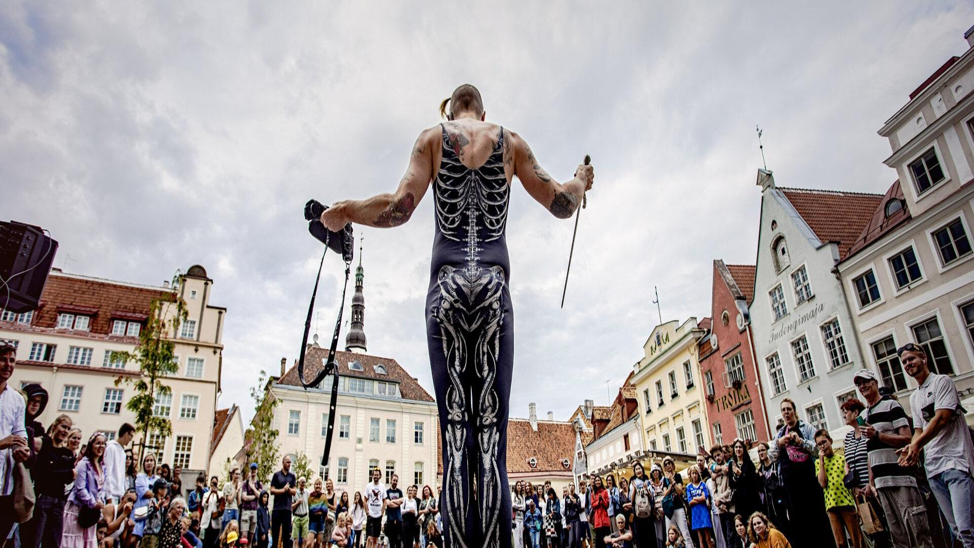 "Tallinn Fringe Festival" ir ikgadējs brīvas pieejas mākslas festivāls, kas savā paspārnē pulcē vairākas vietas visā Tallinā, kā arī pulcē lielu skait