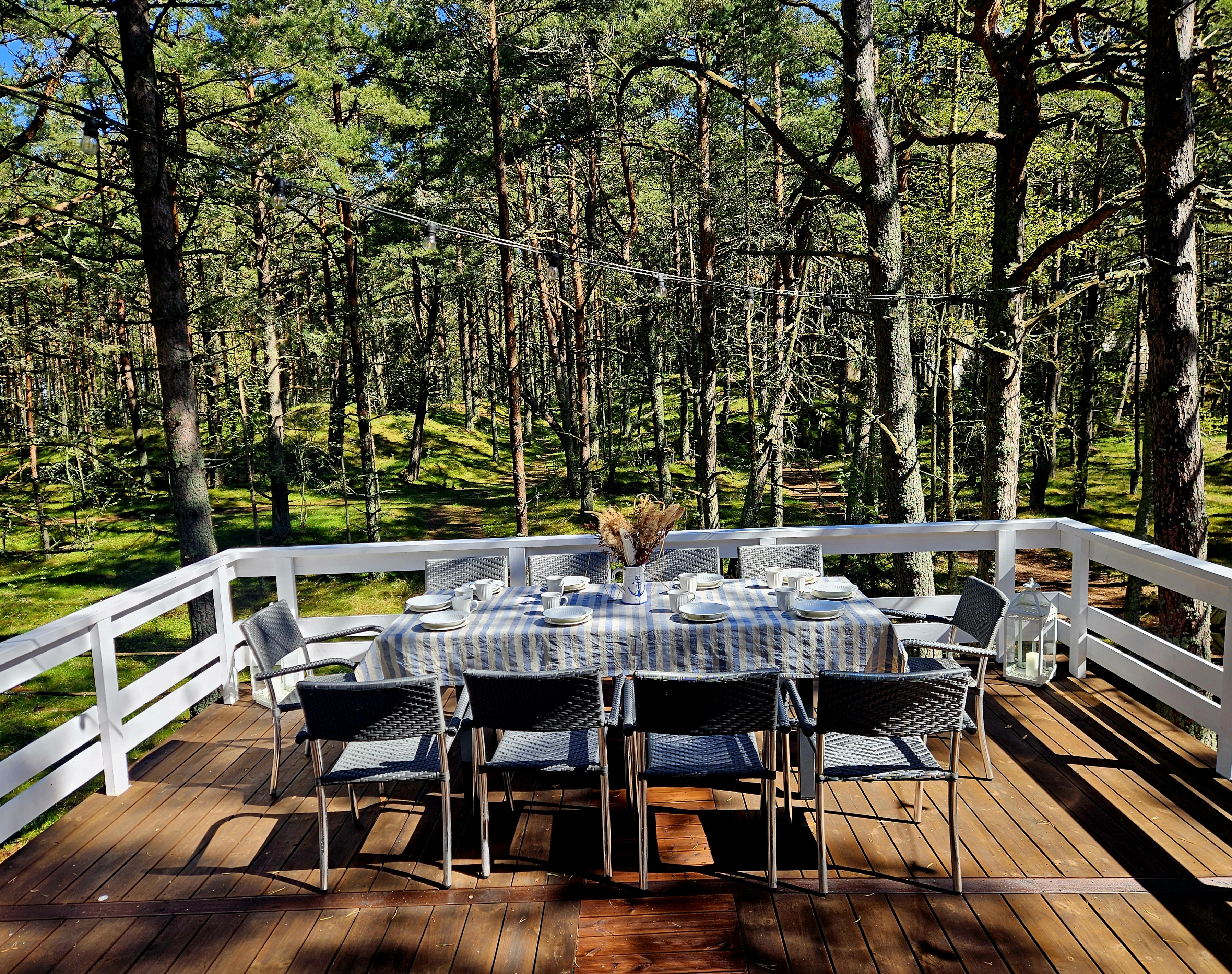 Serveering Rannamaja terrassil