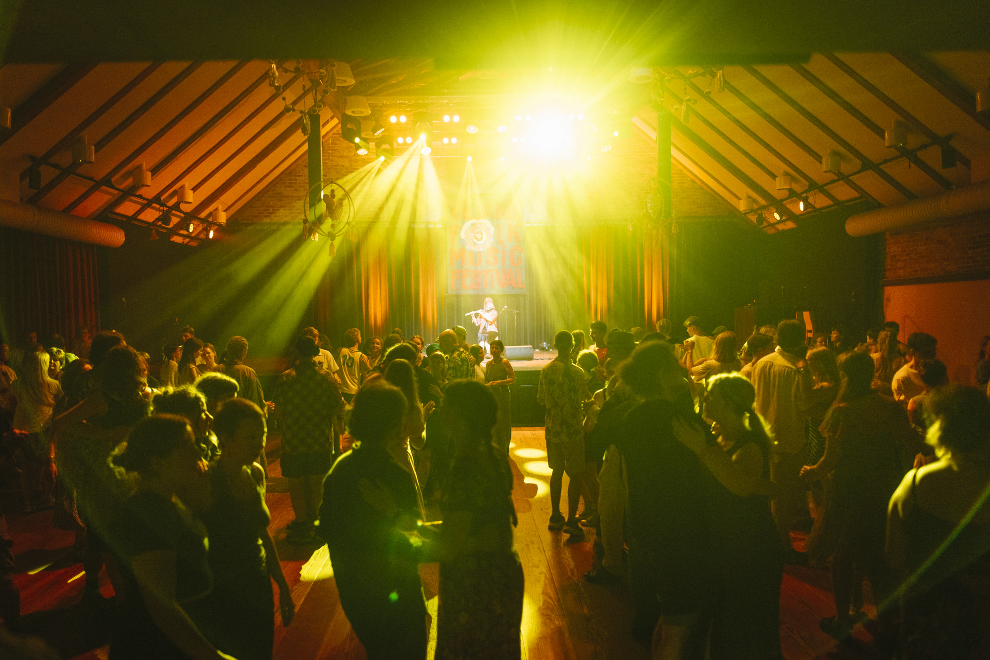 Kogu tantsumaja seltskond ja melu