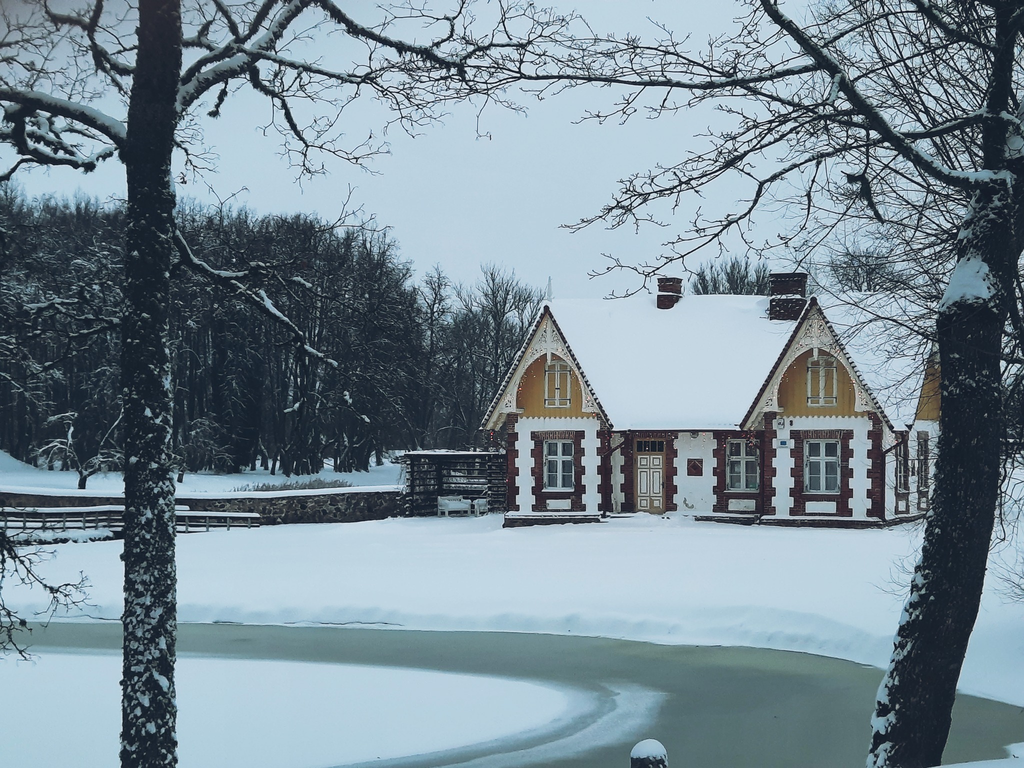 Luke Manor invites you to discover the historical architecture of its former knight's manor and the enchanting park, where you can find the stylish do