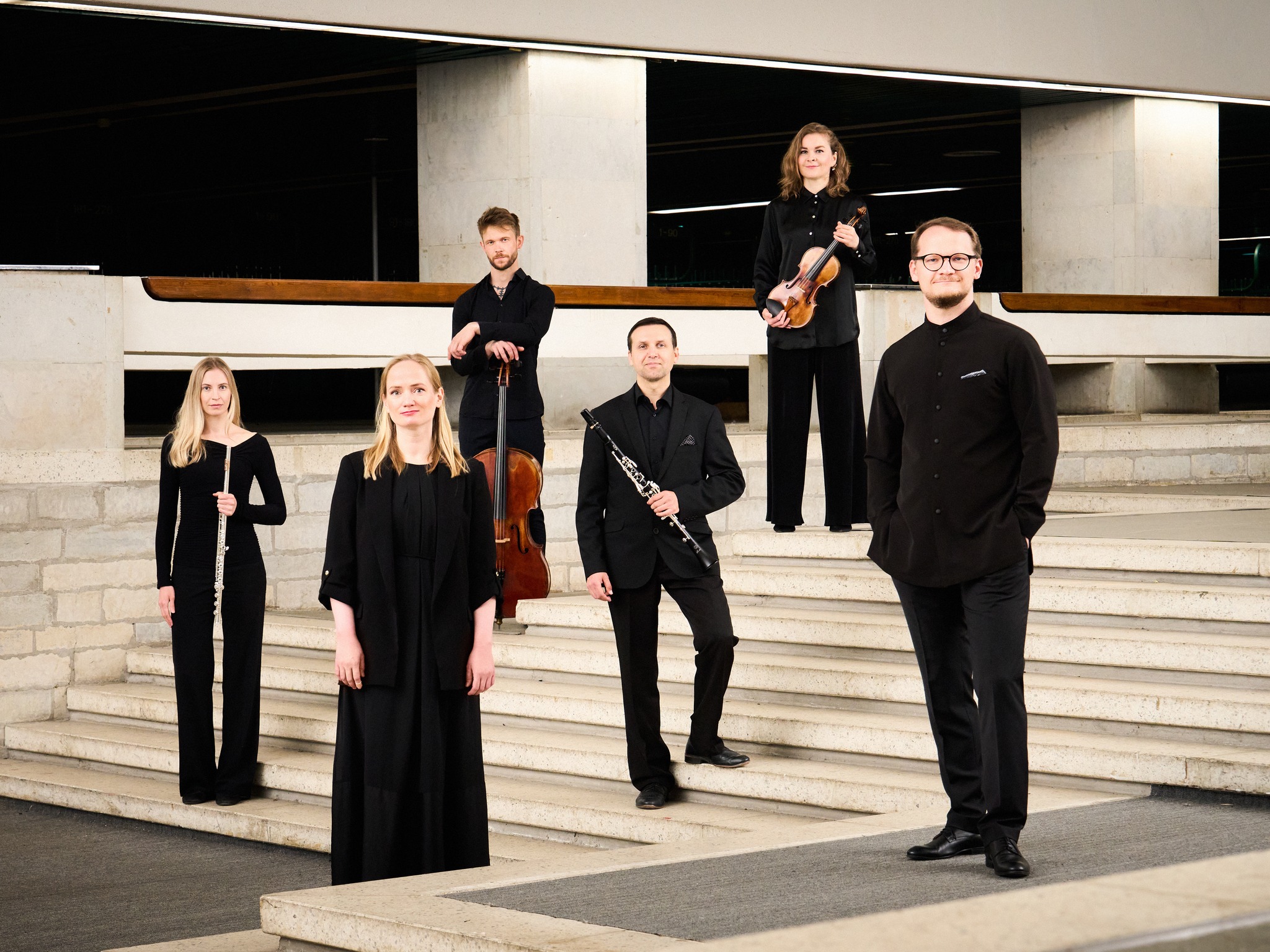 Ludensemble liikmed seismas trepil