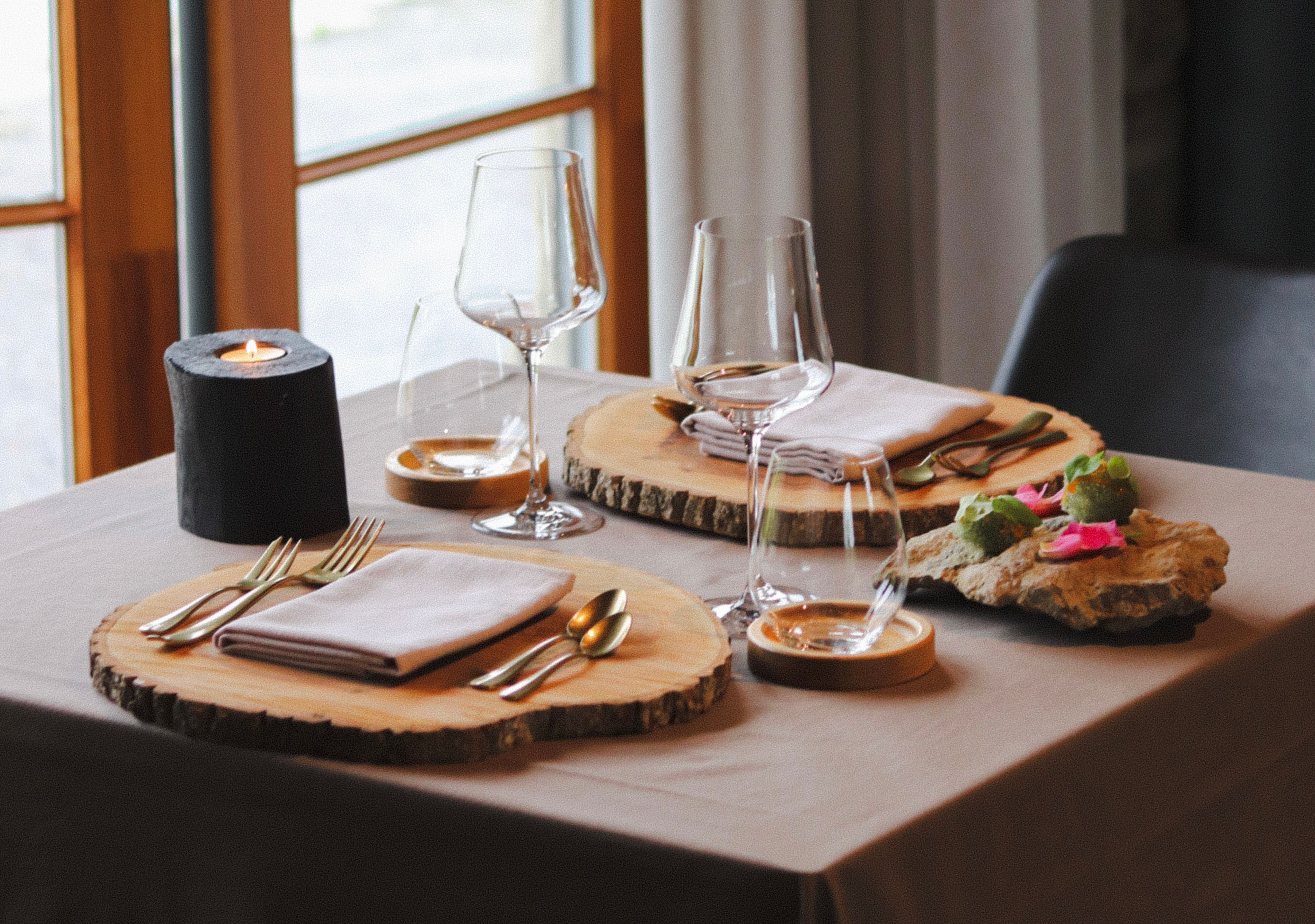 Laud õhtusöögiks Hiis Restoranis