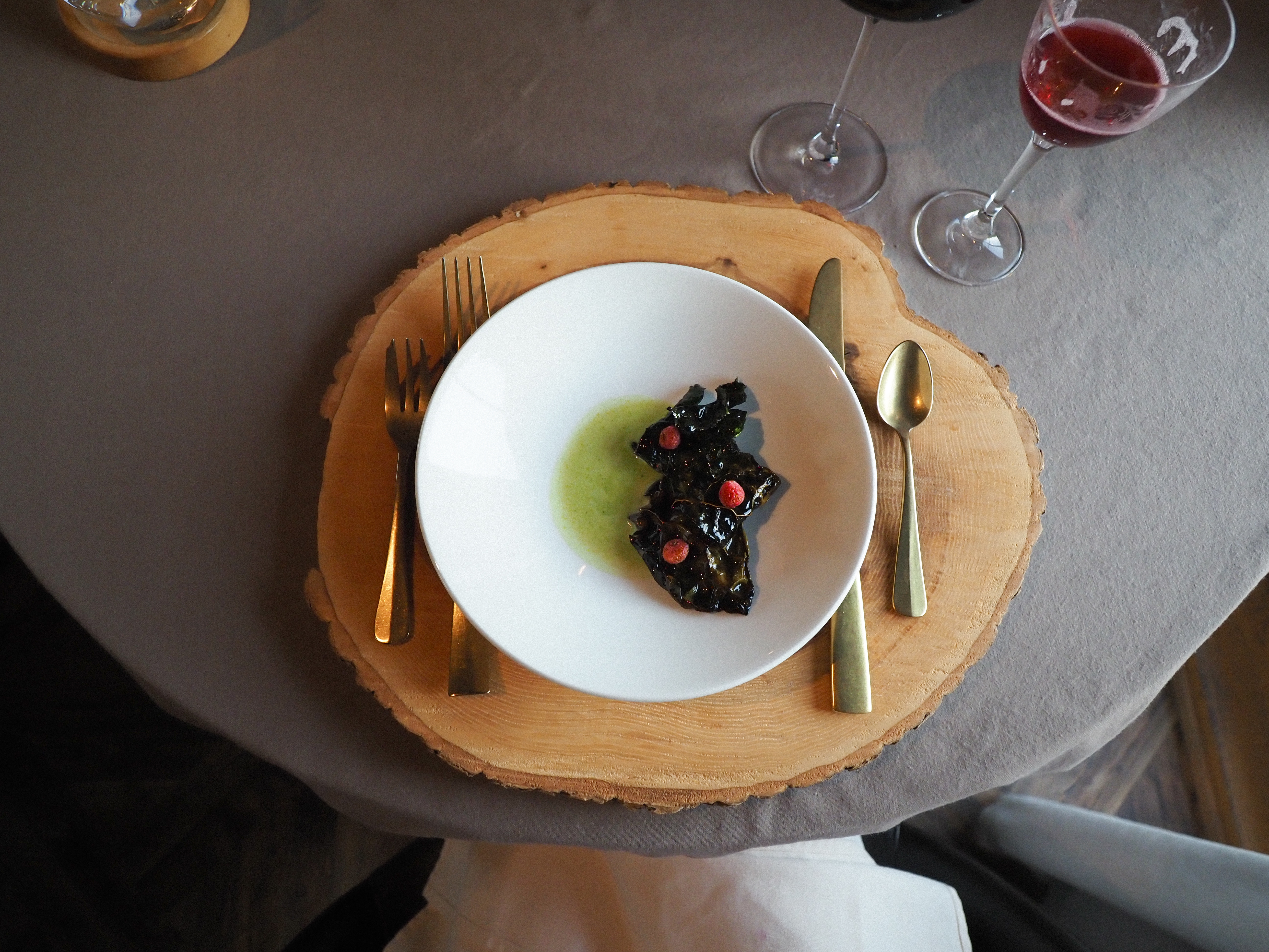 Hiis Restorani elamusõhtusöögi menüü - kale/pett