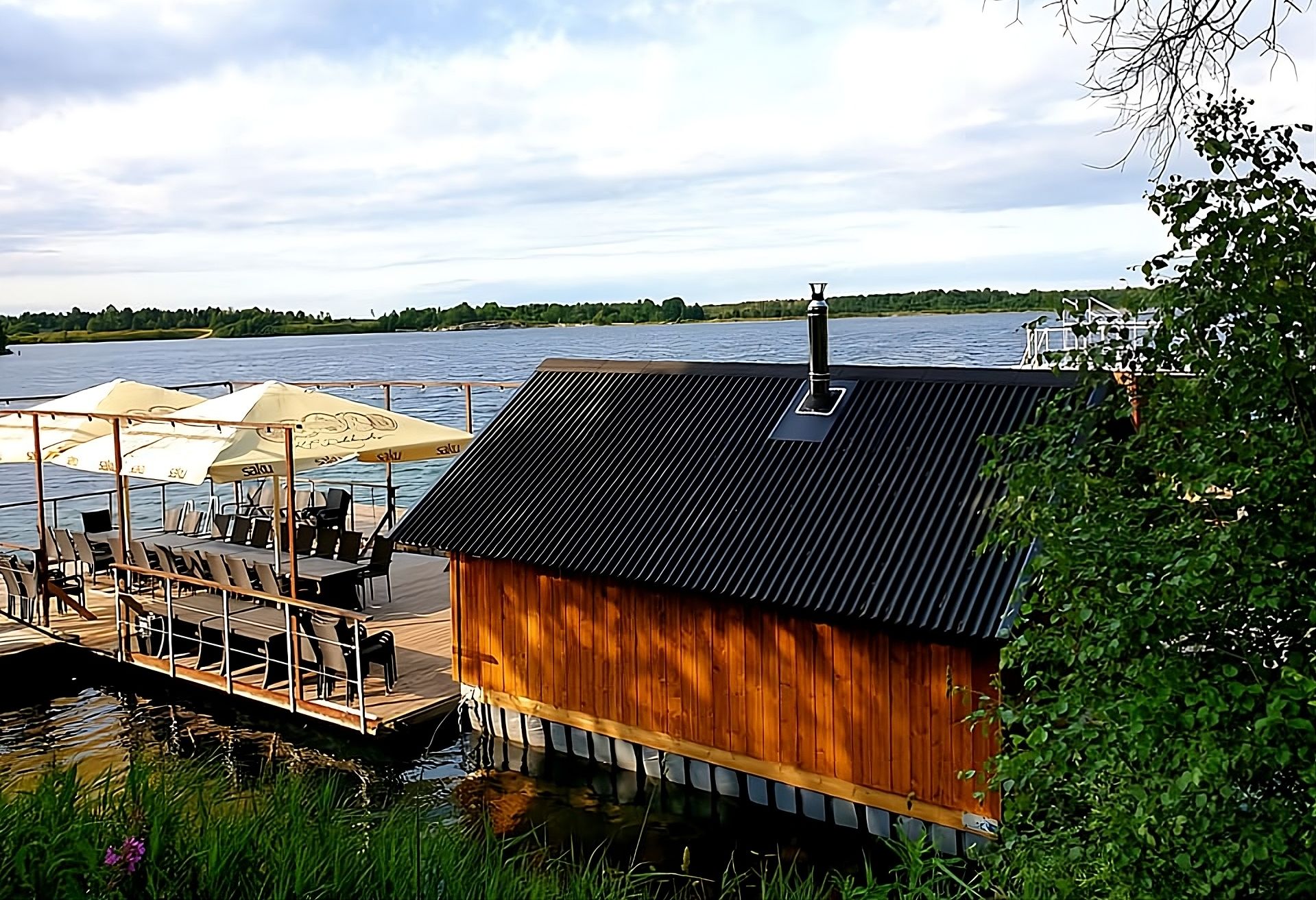 Paekalda puhkekeskuse ujuvterrass ja parvesaun