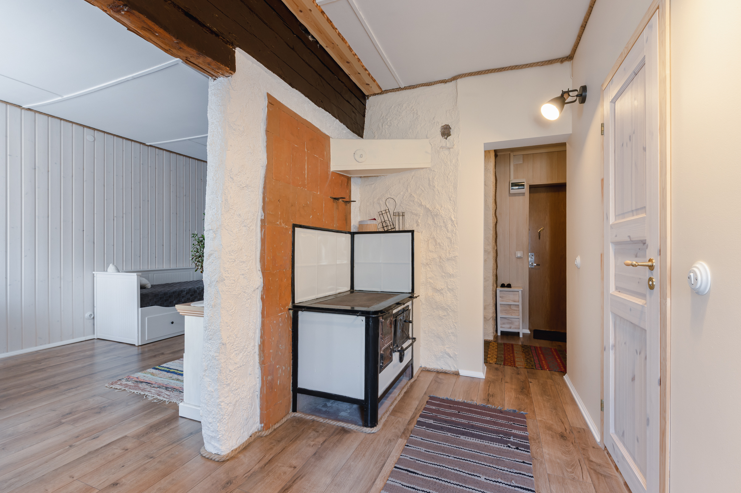 naturaalne palksein, vanaaegne ahi ja vana puumaja ajaloolisel tänaval