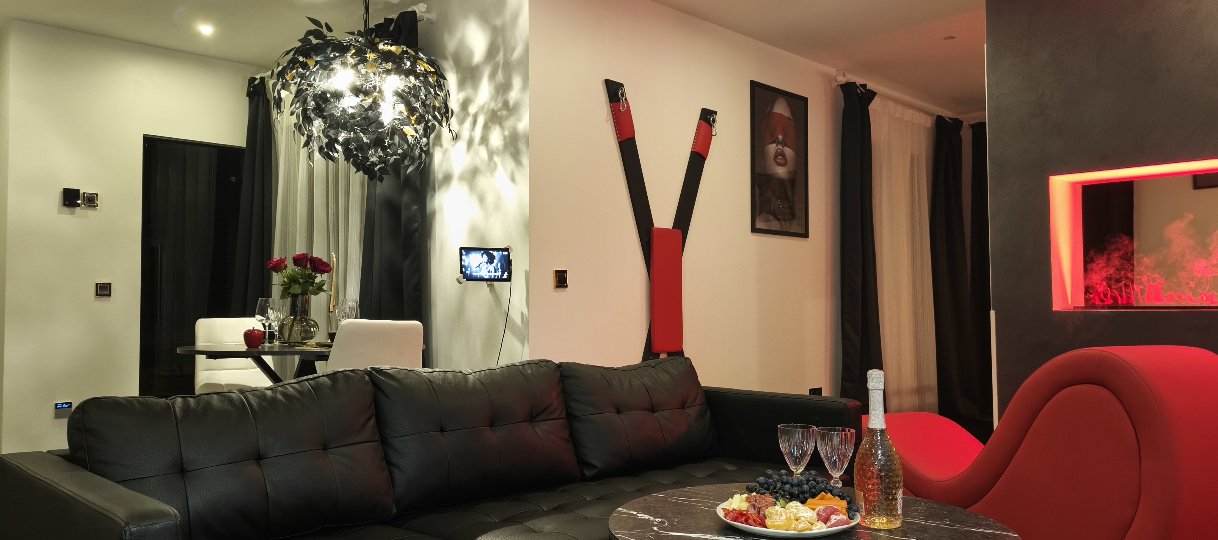 Red Room puhkemaja vaade elutoale ja söögialale