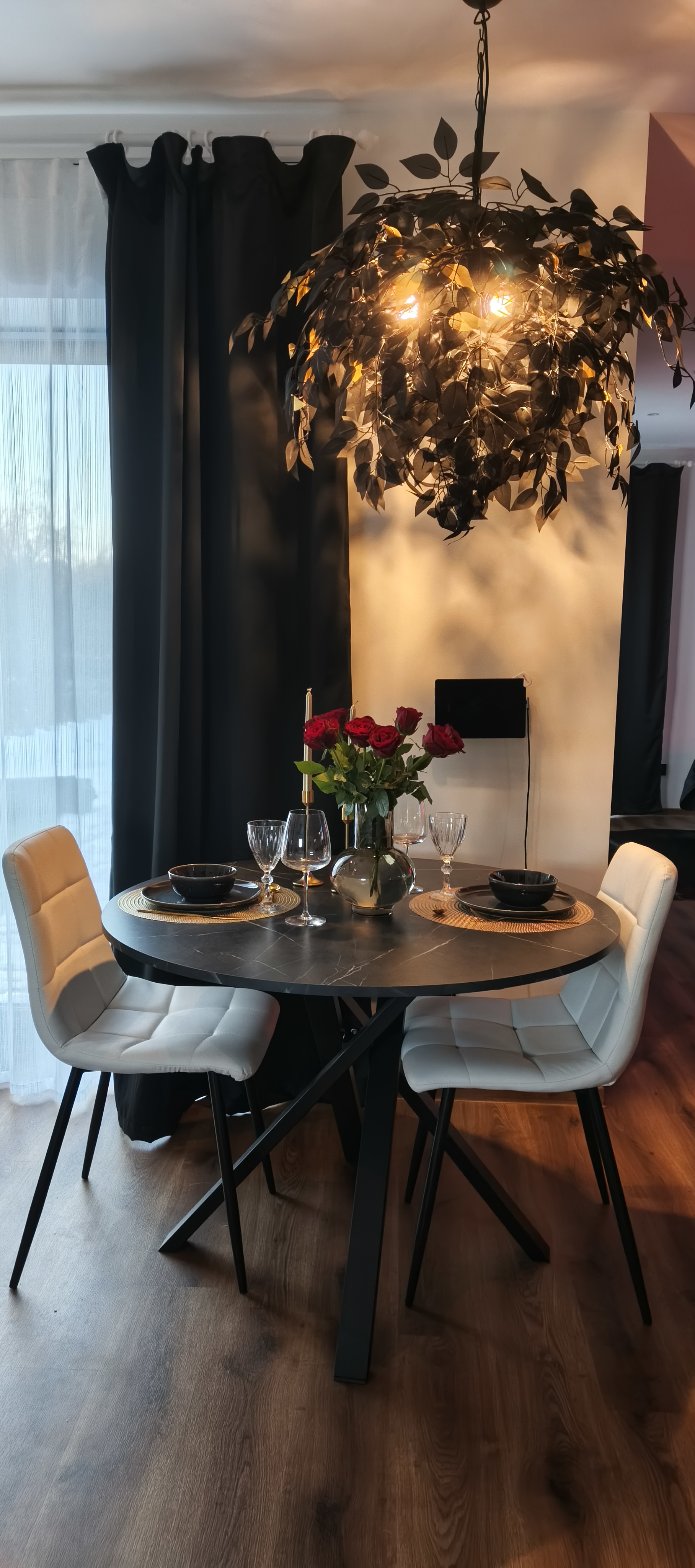 Red Room puhkemaja söögilaud