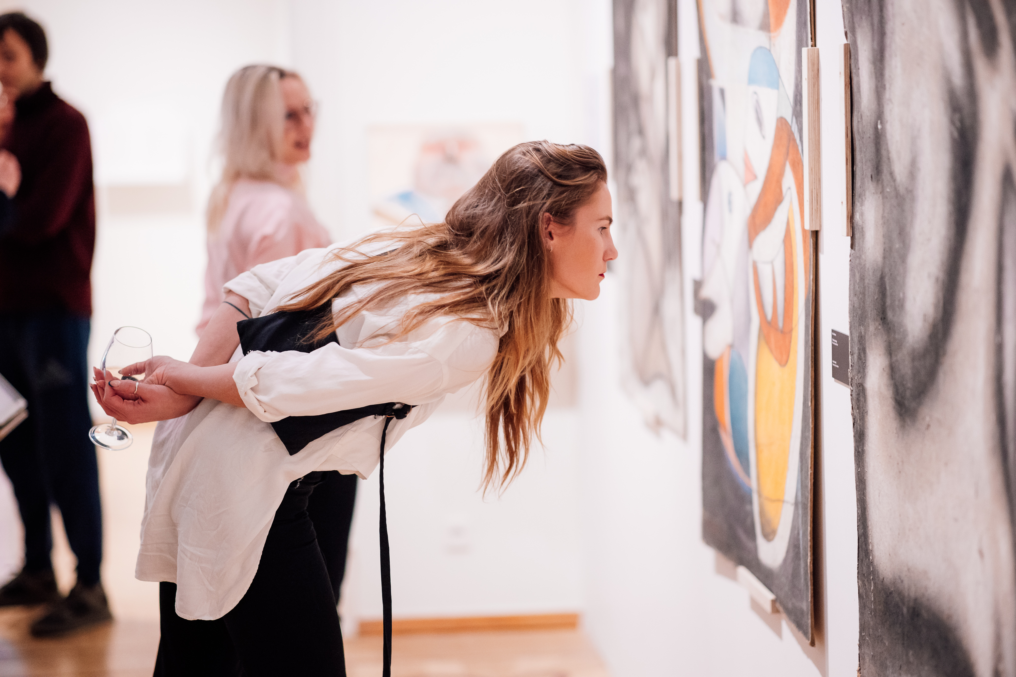 Tartu Kunstimuuseumi külastajad näitusi uudistuamas