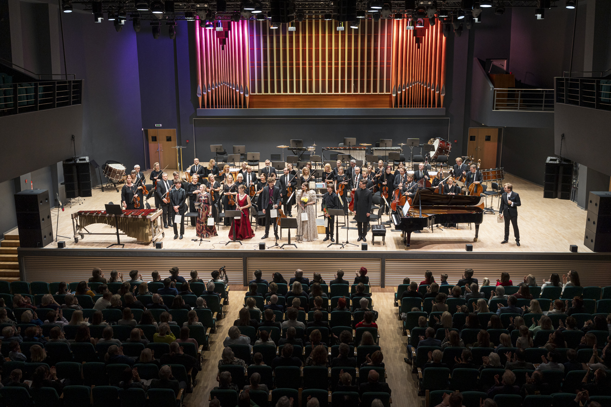 Orķestris uz Vanemuines koncertzāles skatuves