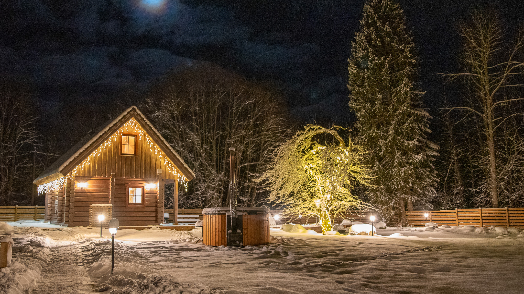 Jäägri saunamaja talveöös