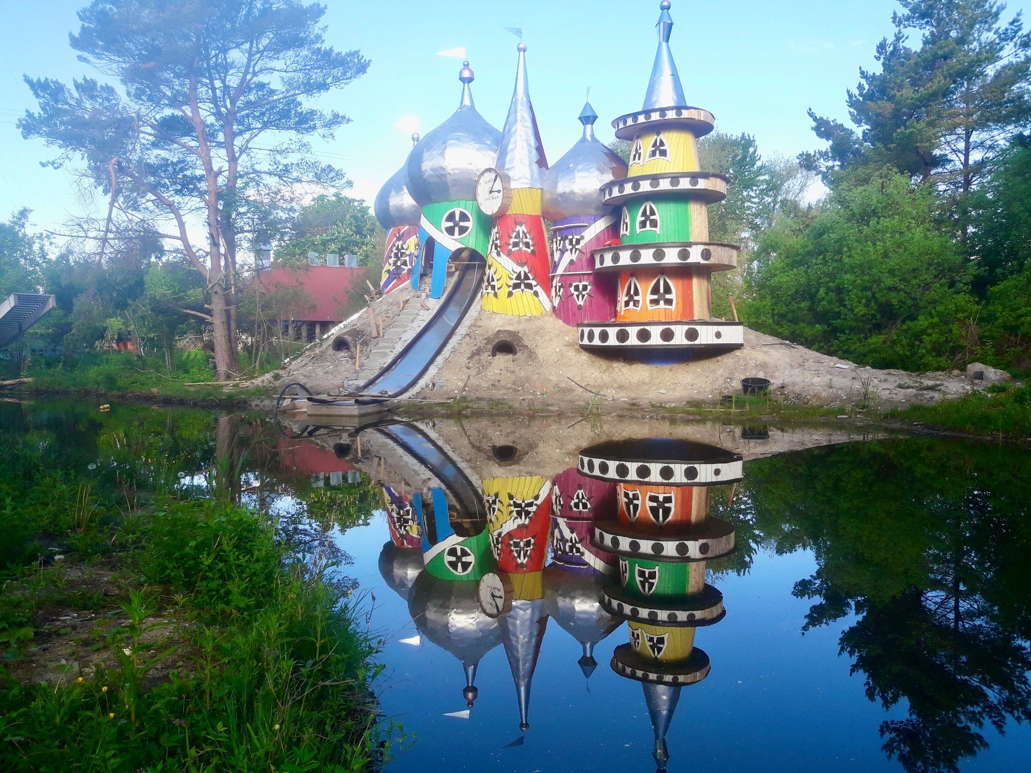 Värviline loss tiigi kaldal