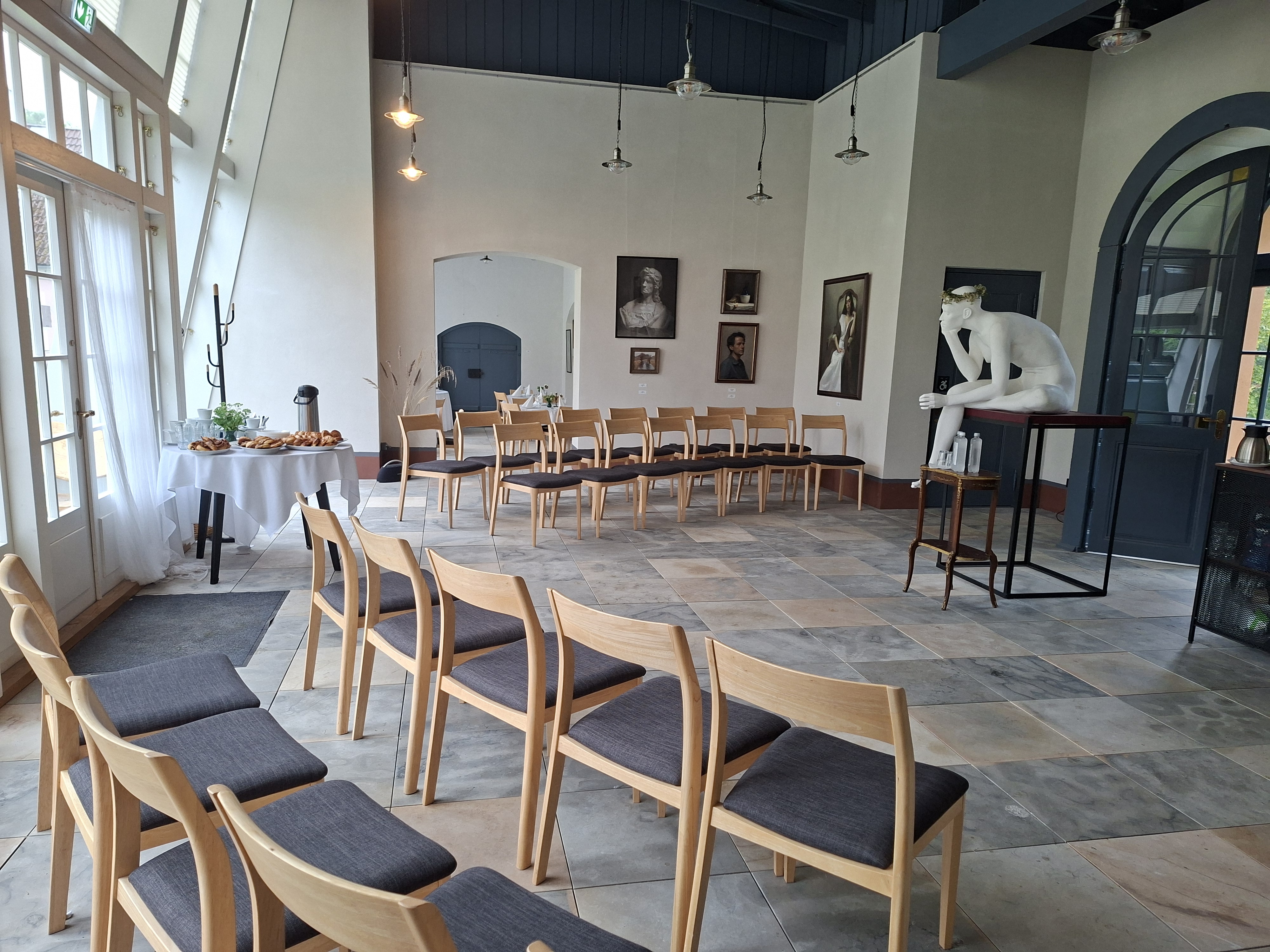 Käesalu mõisa oranžerii seminari saal auditooriumi stiilis