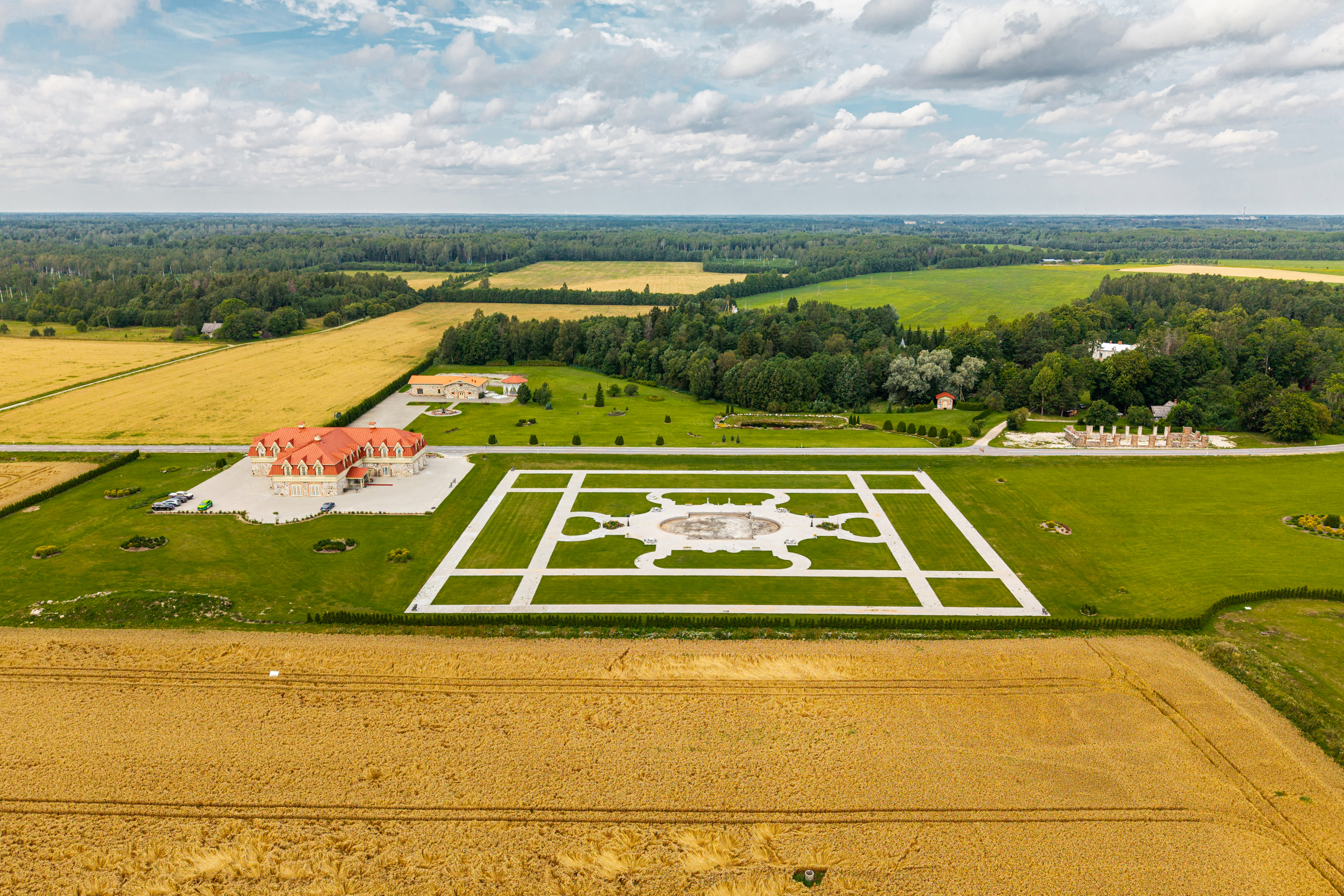 Auree Peomaja ja Antiikhotell koos aiaga
