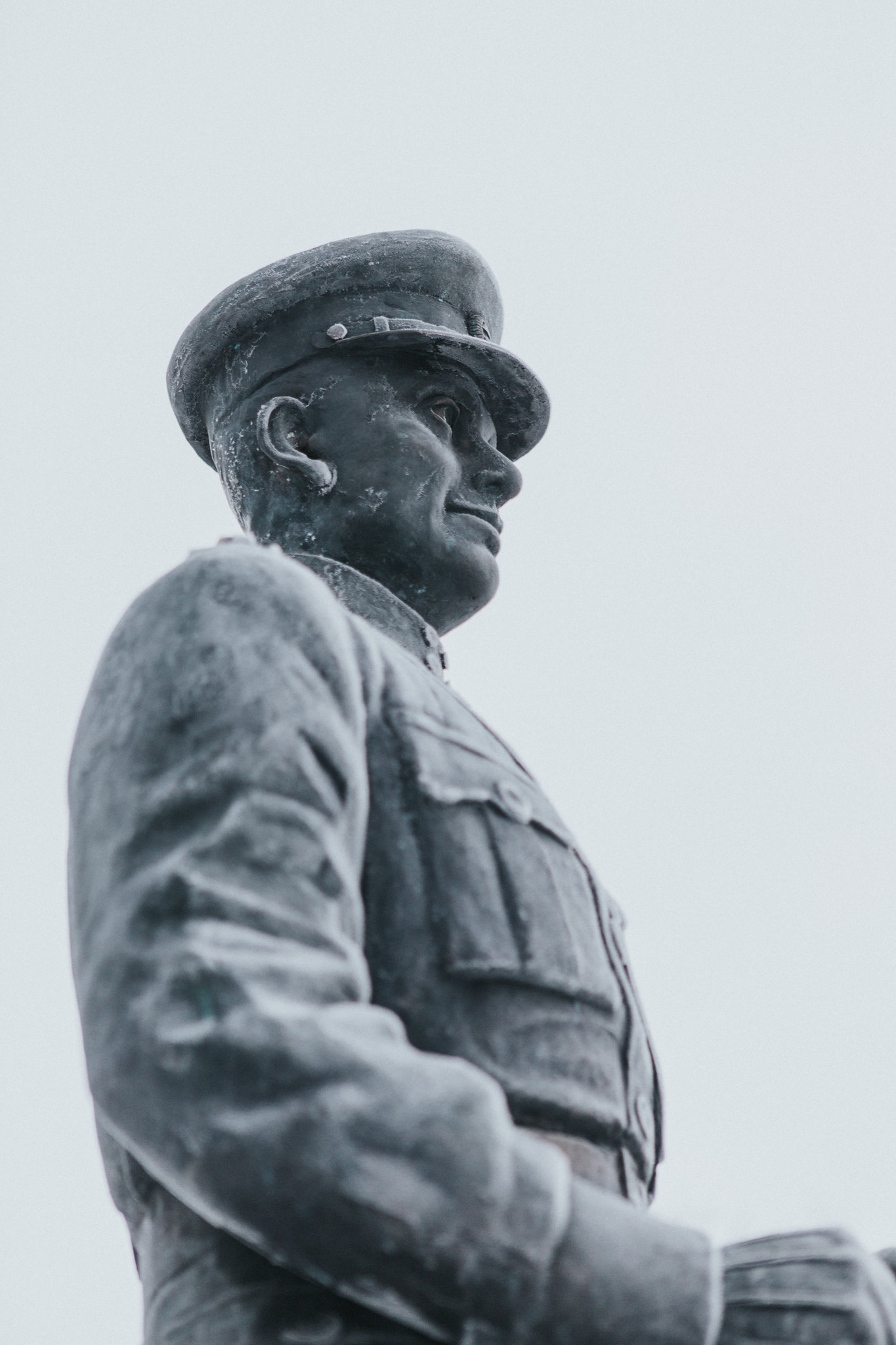 Kindral Johan Laidoneri ratsamonument talvel