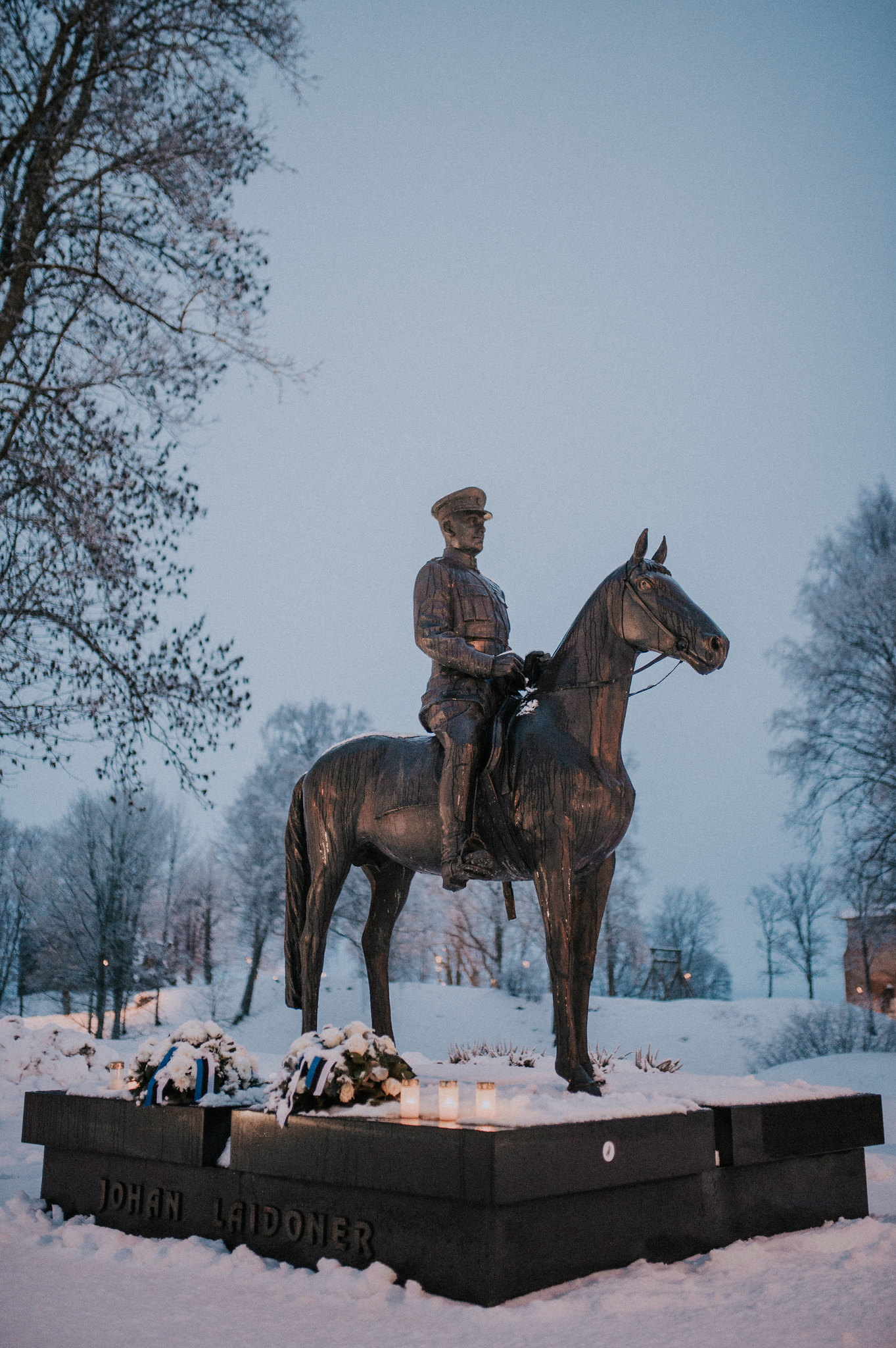 Viron vapaussodan aikaiselle armeijan ylipäällikölle kenraali Johan Laidonerille pystytetty ratsastajapatsas on ensimmäinen ja toistaiseksi ainut oman
