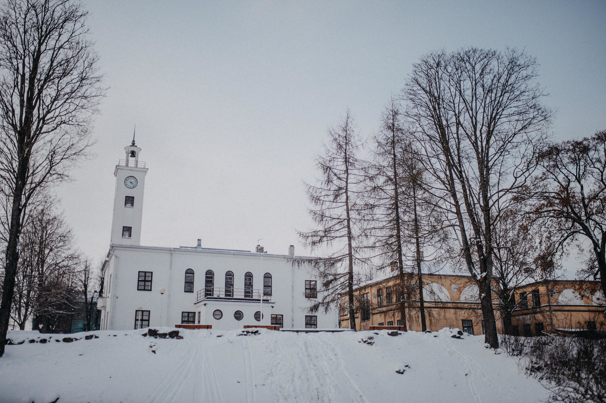Raatihuoneen rakennus Viljandissa on yksi neljästä vanhimmasta säilyneestä kivitalosta kaupungissa. Alkuperäisestä on säilynyt vain ensimmäisen kerrok