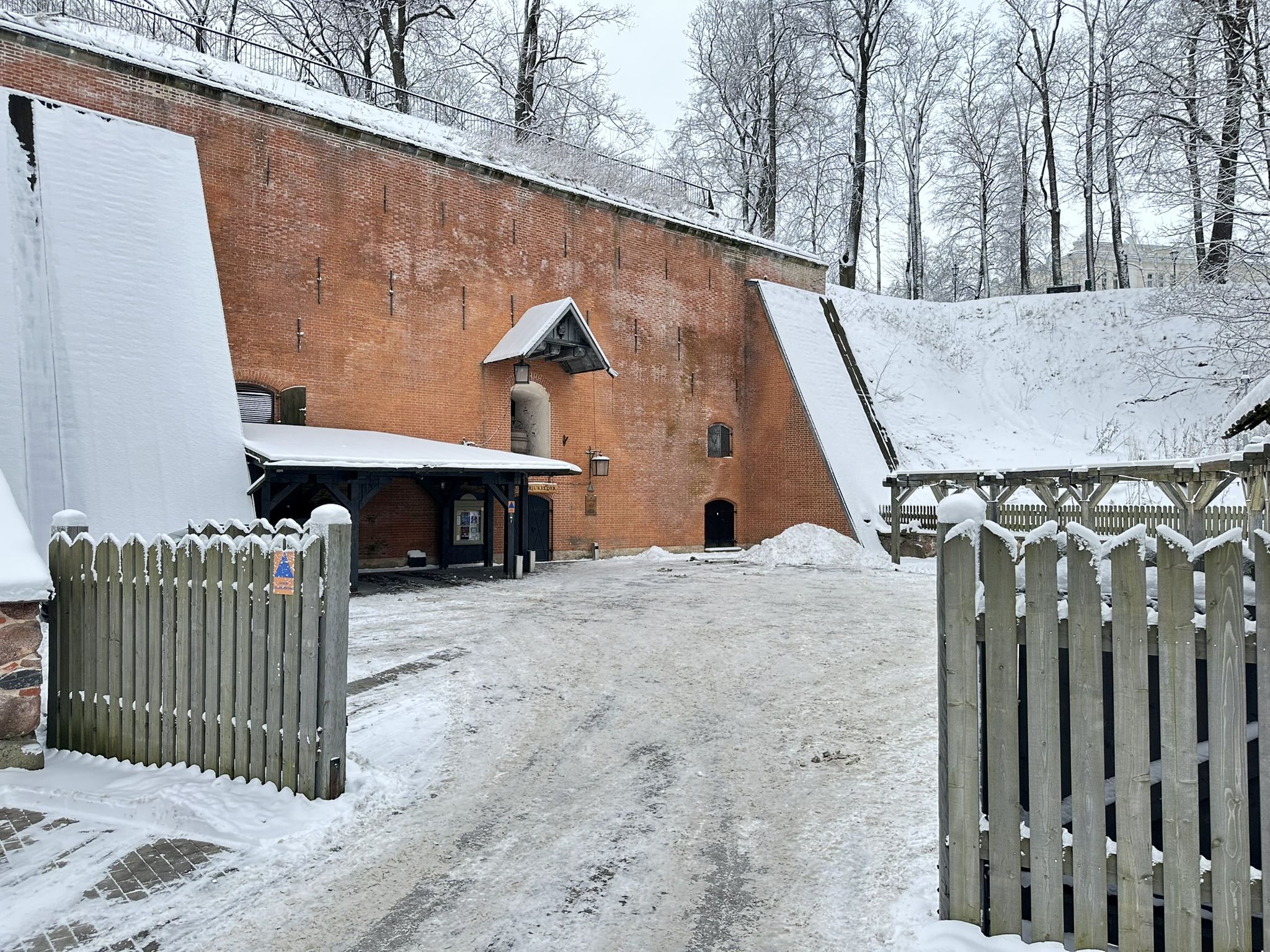 Restaurant Püssirohukelder, which was used as a gunpowder cellar until 1809, can be found right on the slope of Tartu Toomemägi. It was built in 1767 