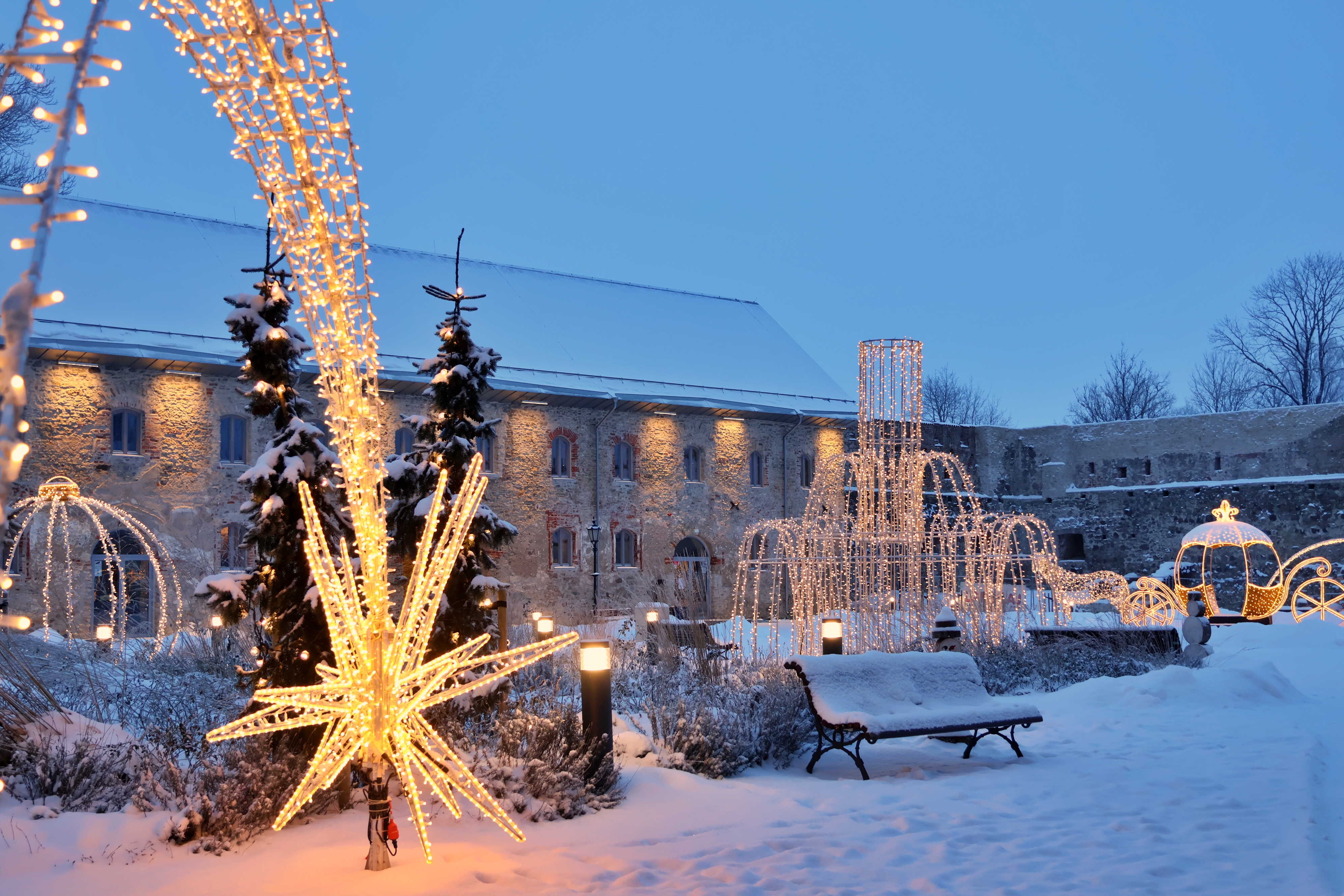 Külastajale on avatud imelise linnavaatega lossitorn - tule igal aastaajal. Pileti vaateplatvormile saad osta lossist. Konvendi- ja väravahoonest leia