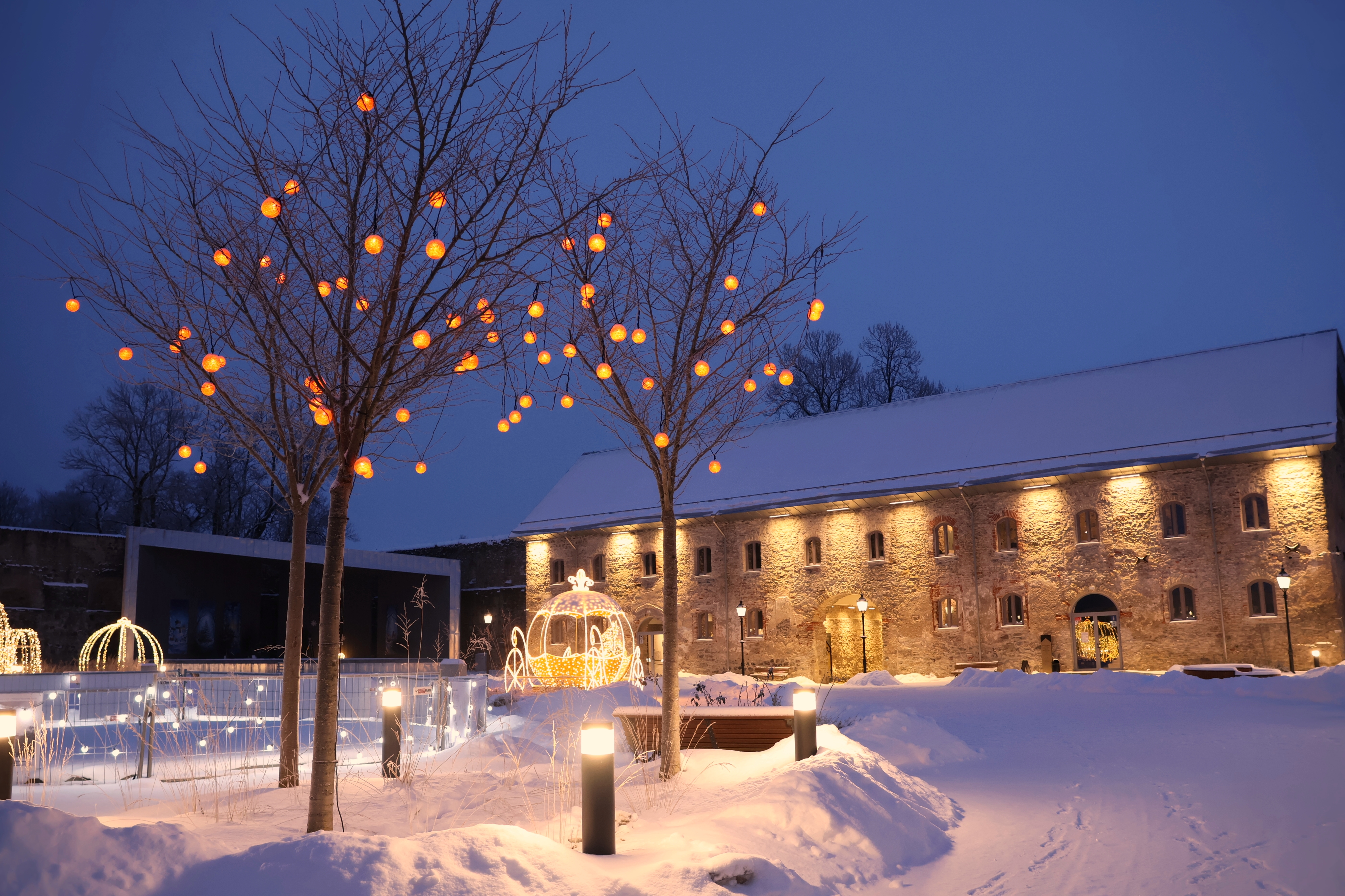 Vaade talvisele lossi väravahoonele