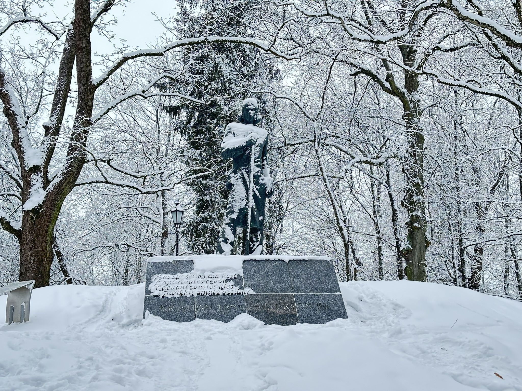 Kristjan Jaak Petersoni monument talvel