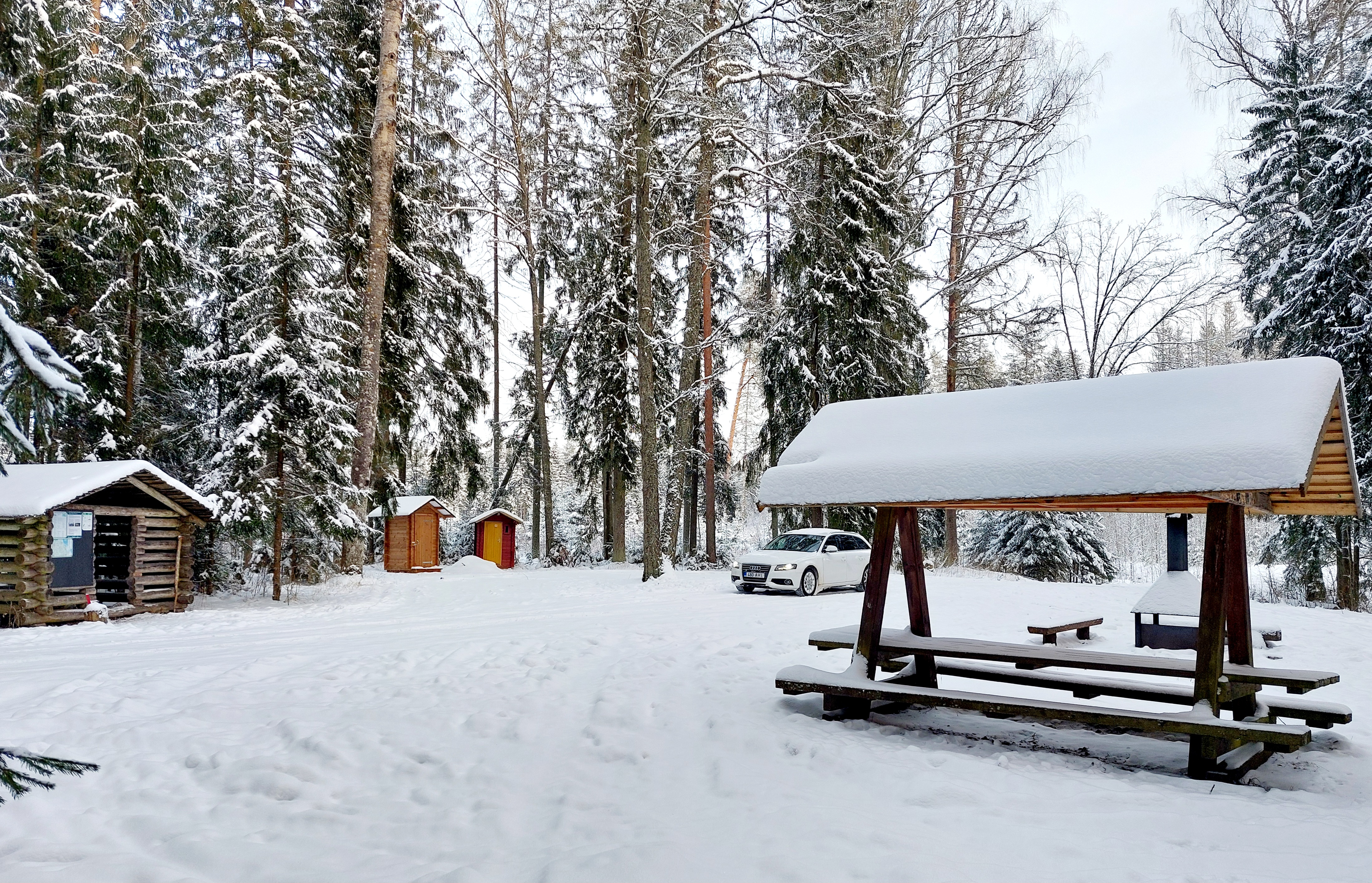 Lumine Kaljupealse lõkkekoht, välikäimlad ja puukuur