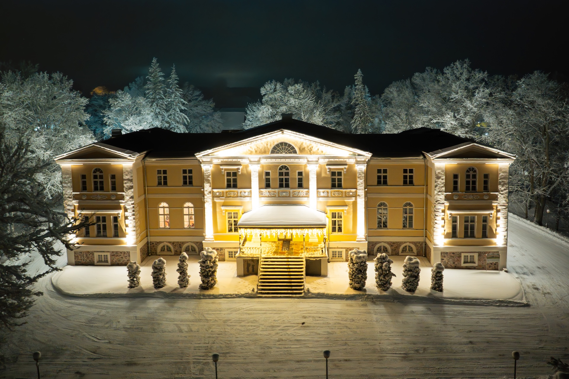 Kuremā klasicisma stilā veidoto muižas ēku 1837.–1843. gadā uzbūvēja fon Etingenu ģimene. Muižas ēku projektēja Tartu arhitekts E. J. T. Strauss. Pilī