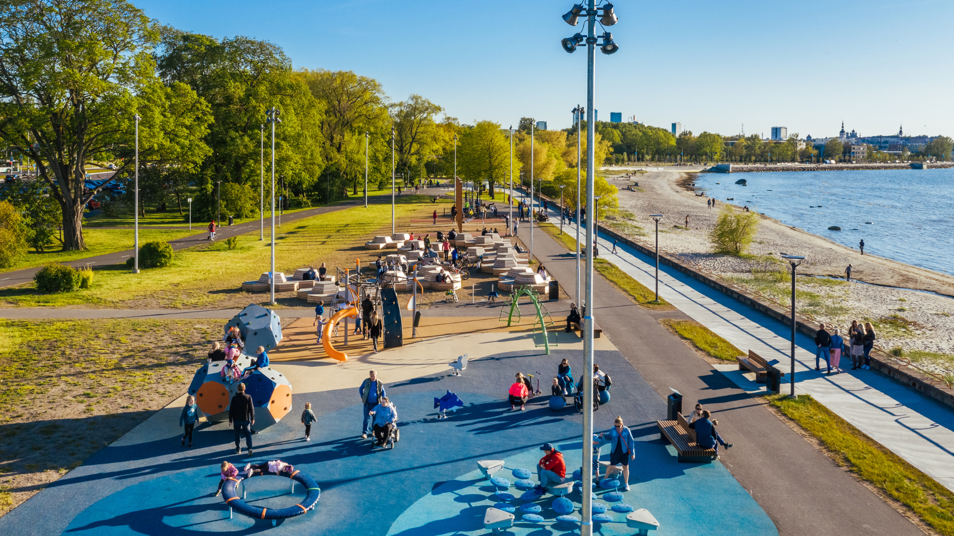 Suvine vaade promenaadi mänguväljak