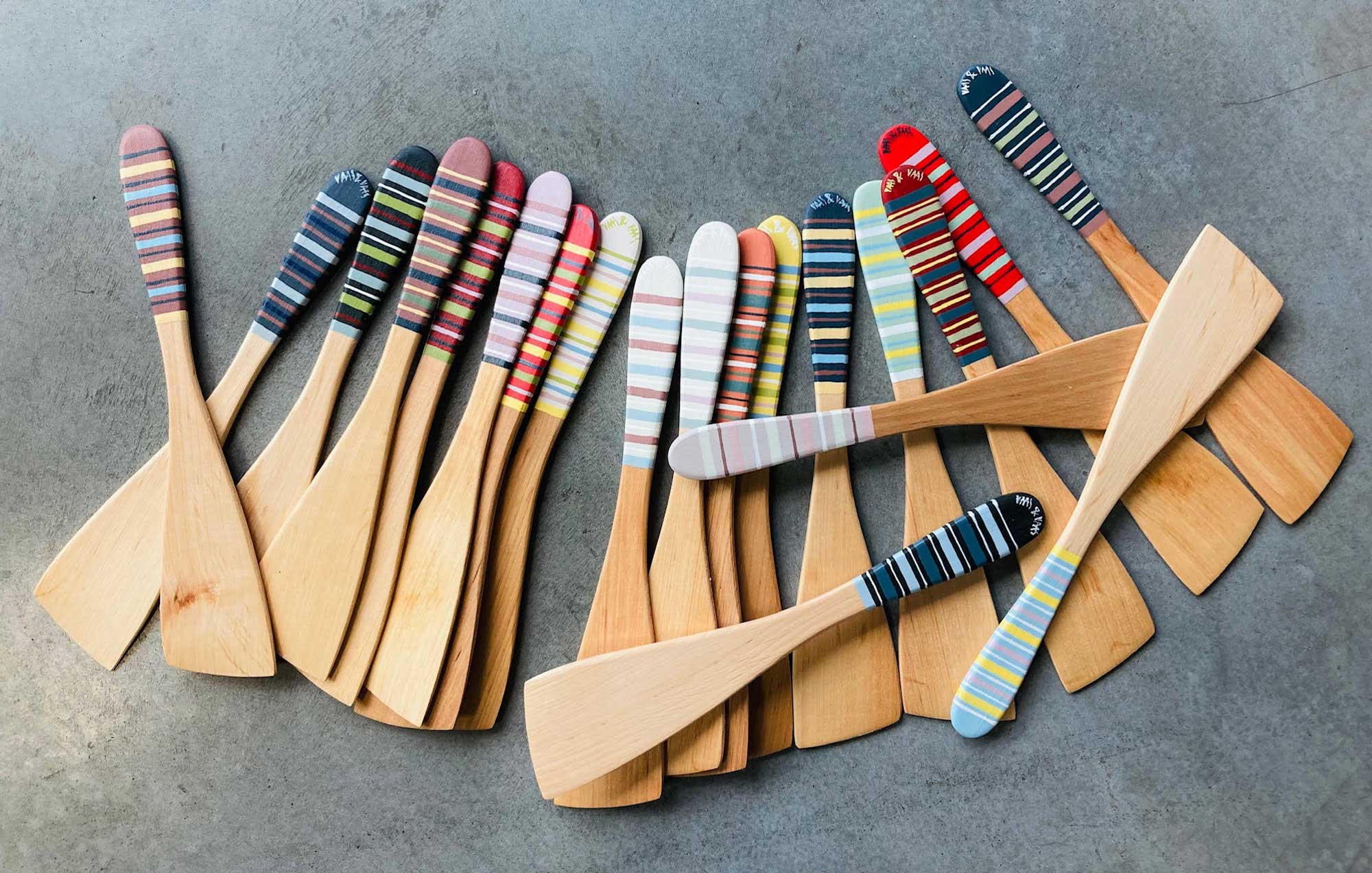 käsitsi maalitud puidust kodusisustus