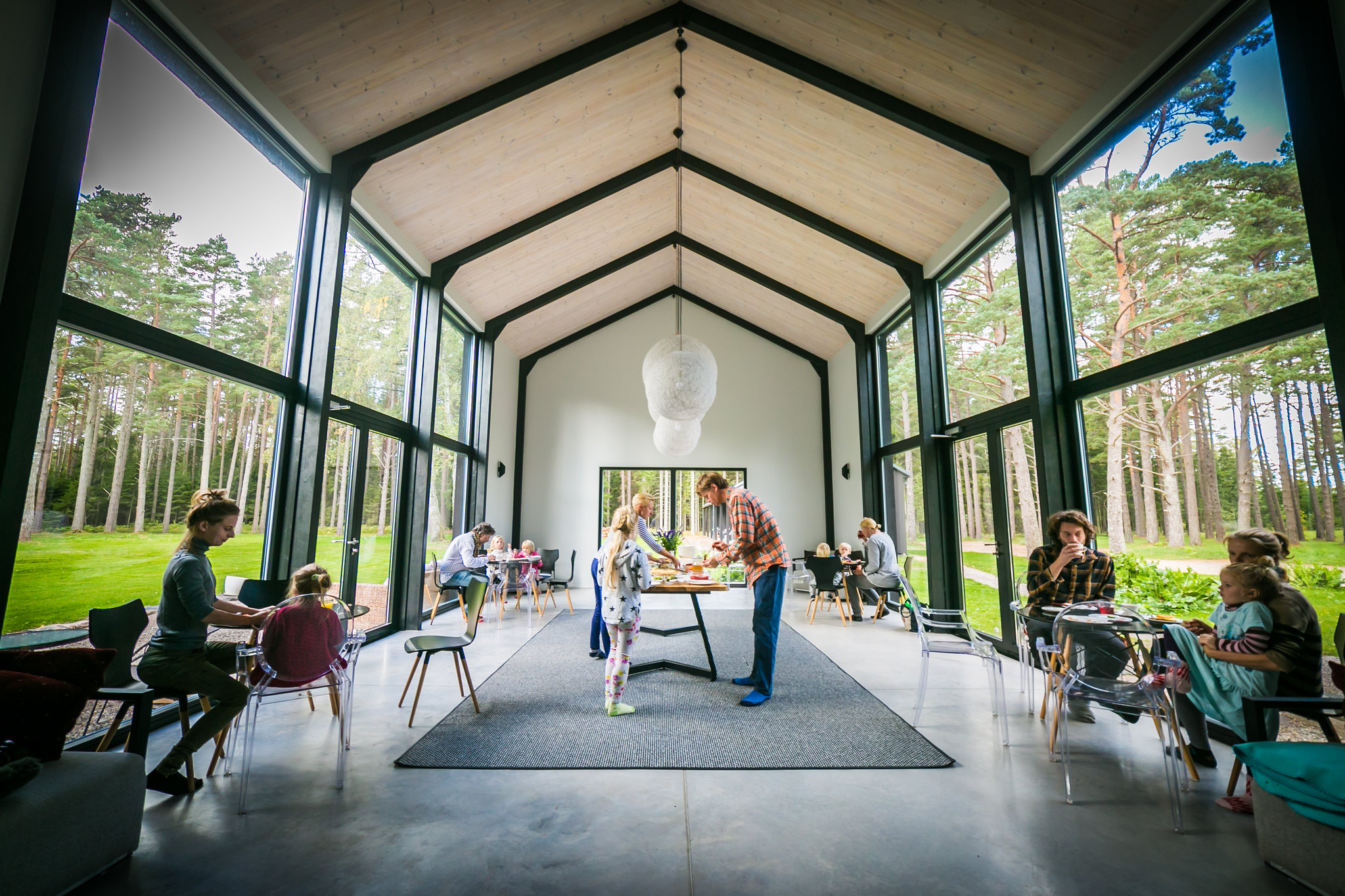 Külastajad Hõbekala hommikusööki nautimas