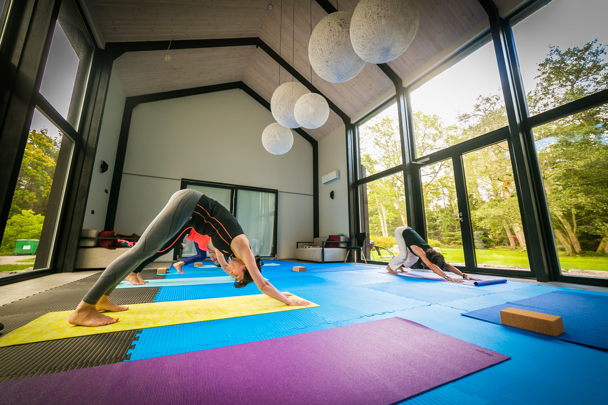 Joogatund Hõbekala külalistemaja klaasseintega saalis