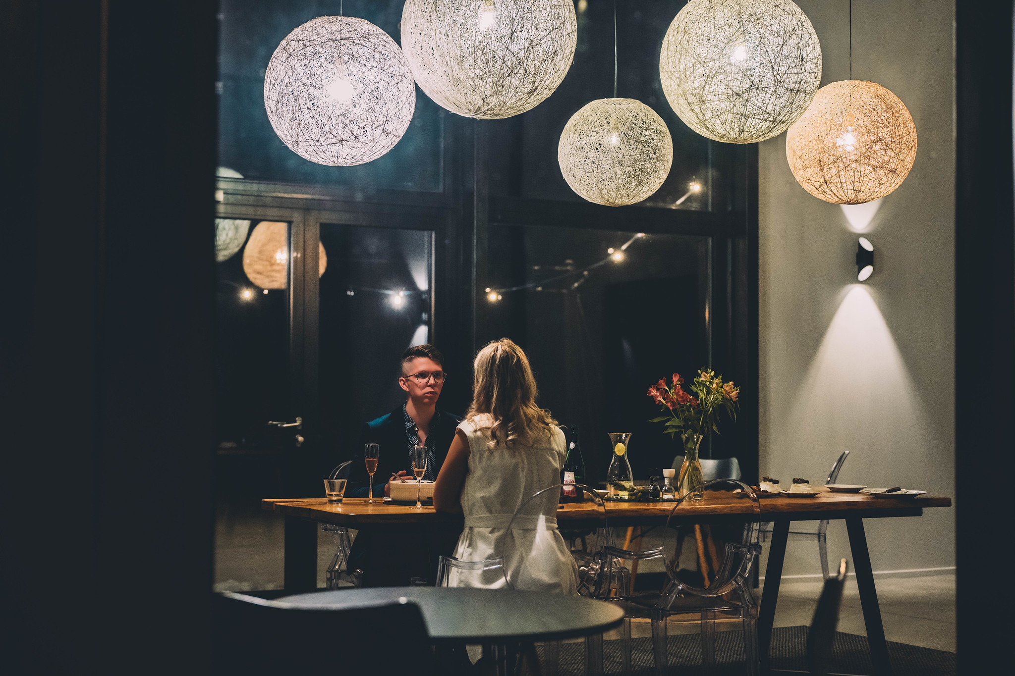 Õhtusöök klaasseintega saalis