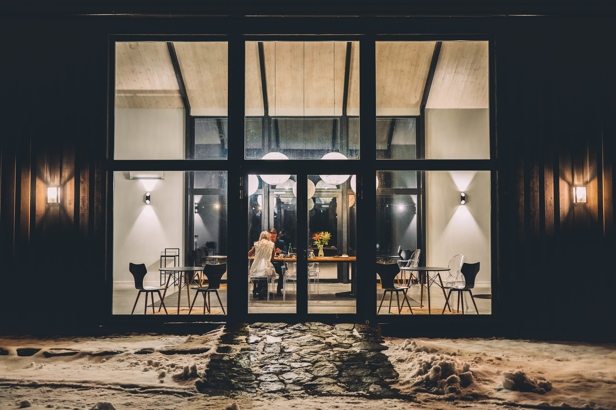 Vaade õuest peosaalile