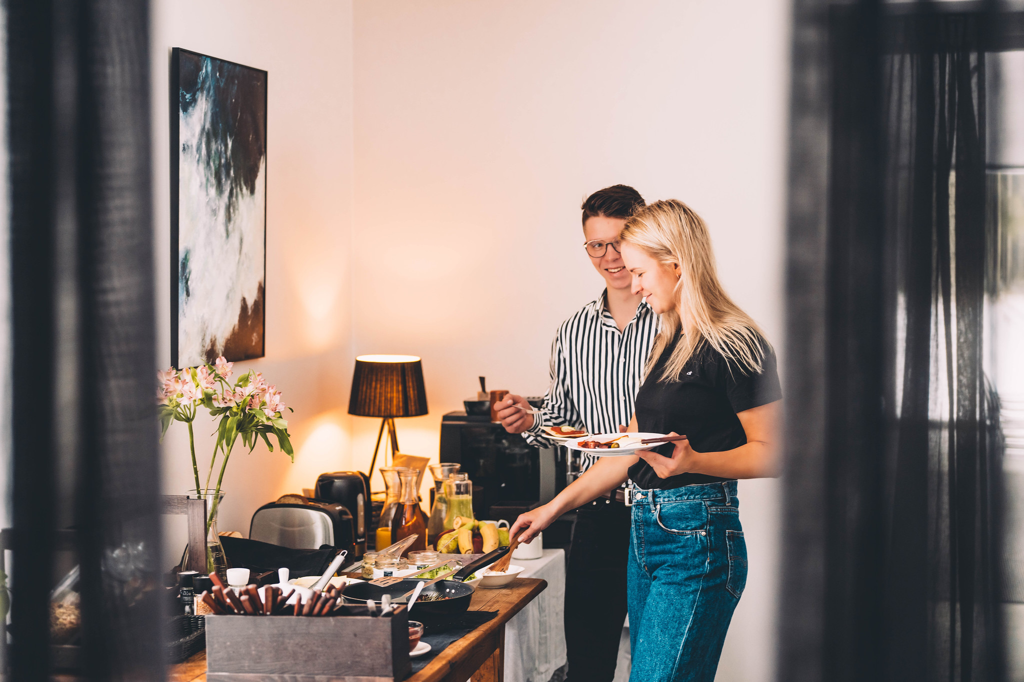 Paar hommikusöögi buffees