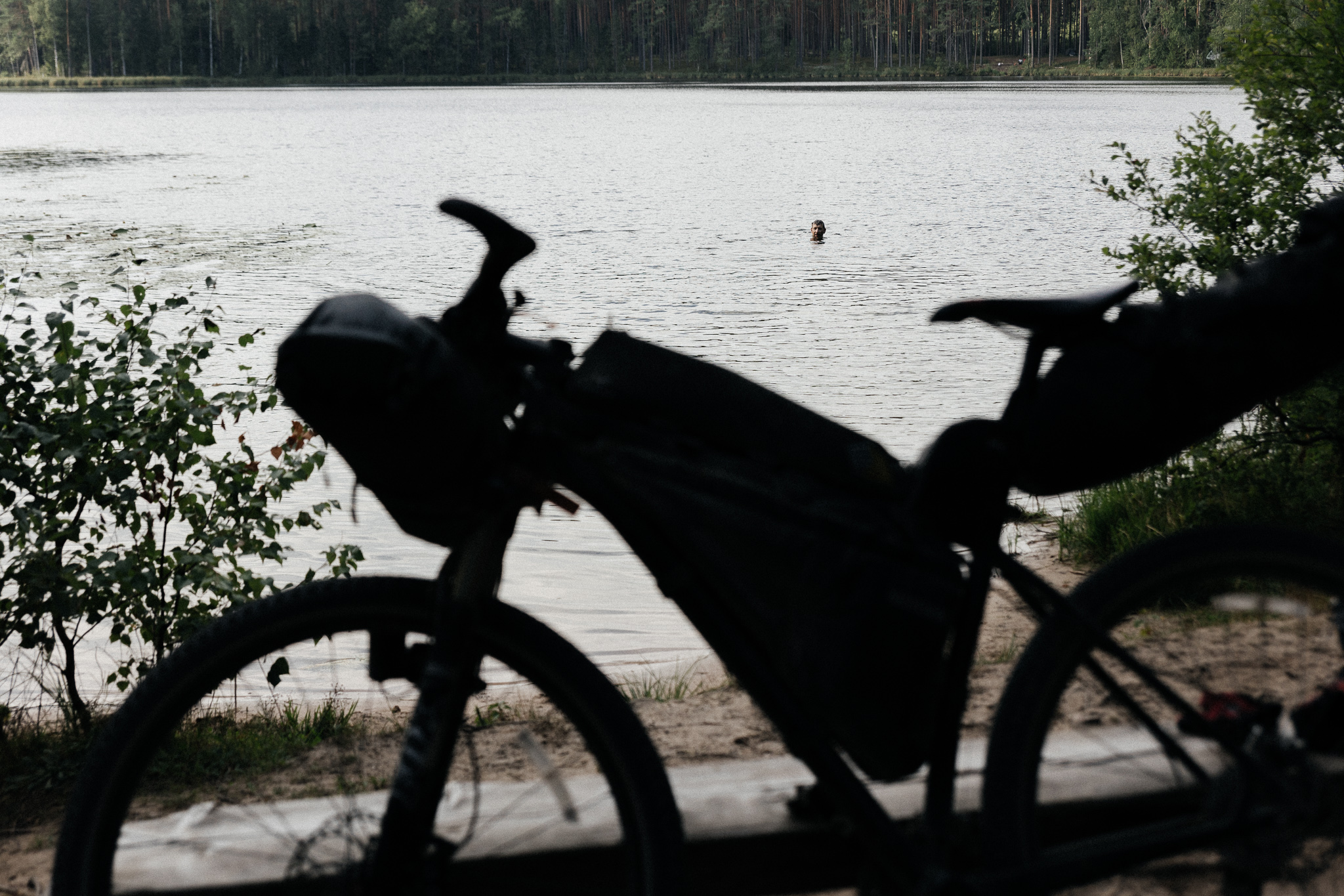 Kõkõva 900/500 ratas järve taustal