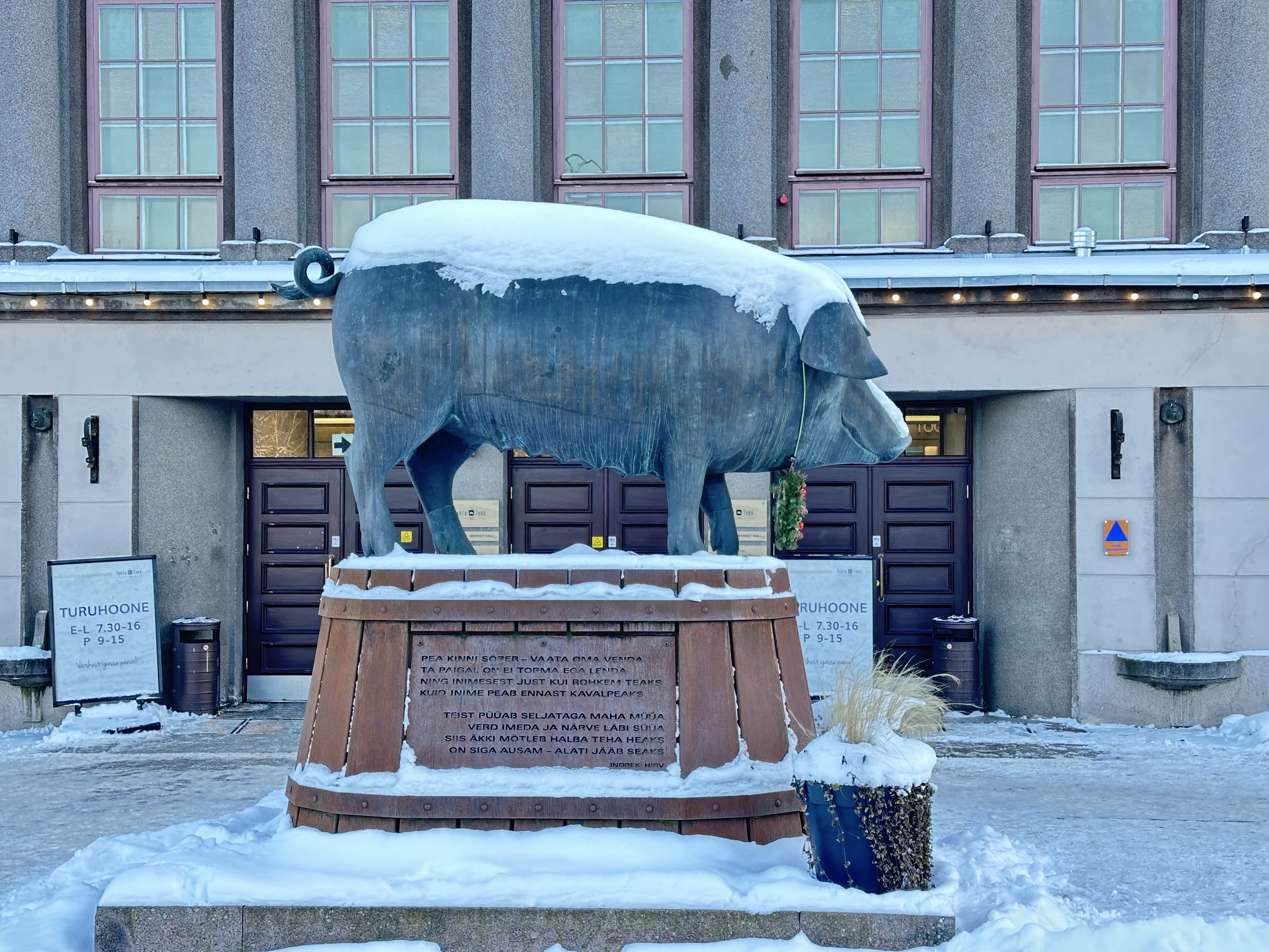 Tartu turuhoone ees asuv skulptuur pronkssiga talvel