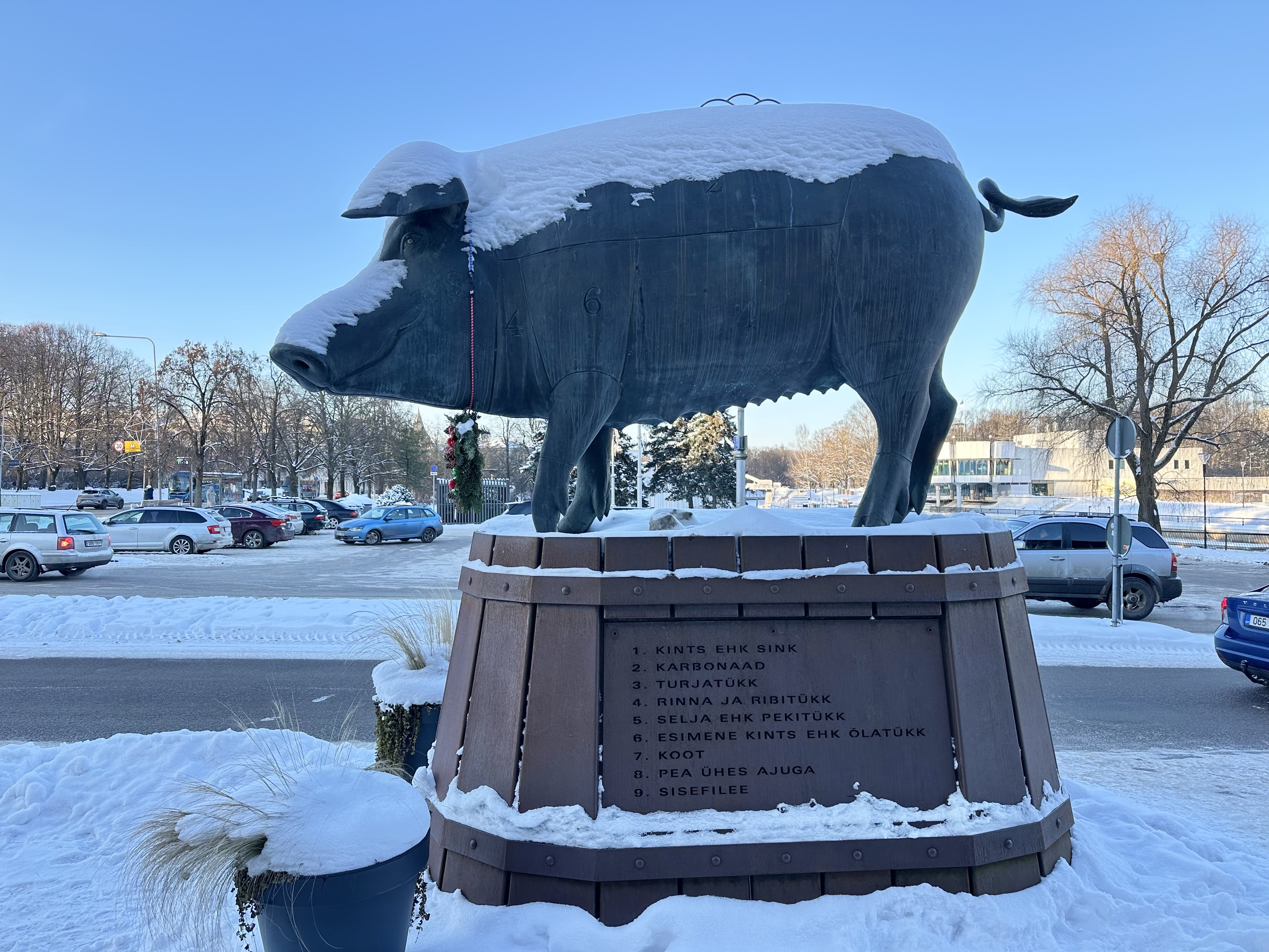 Talvine turuhoone ja skulptuur pronkssiga
