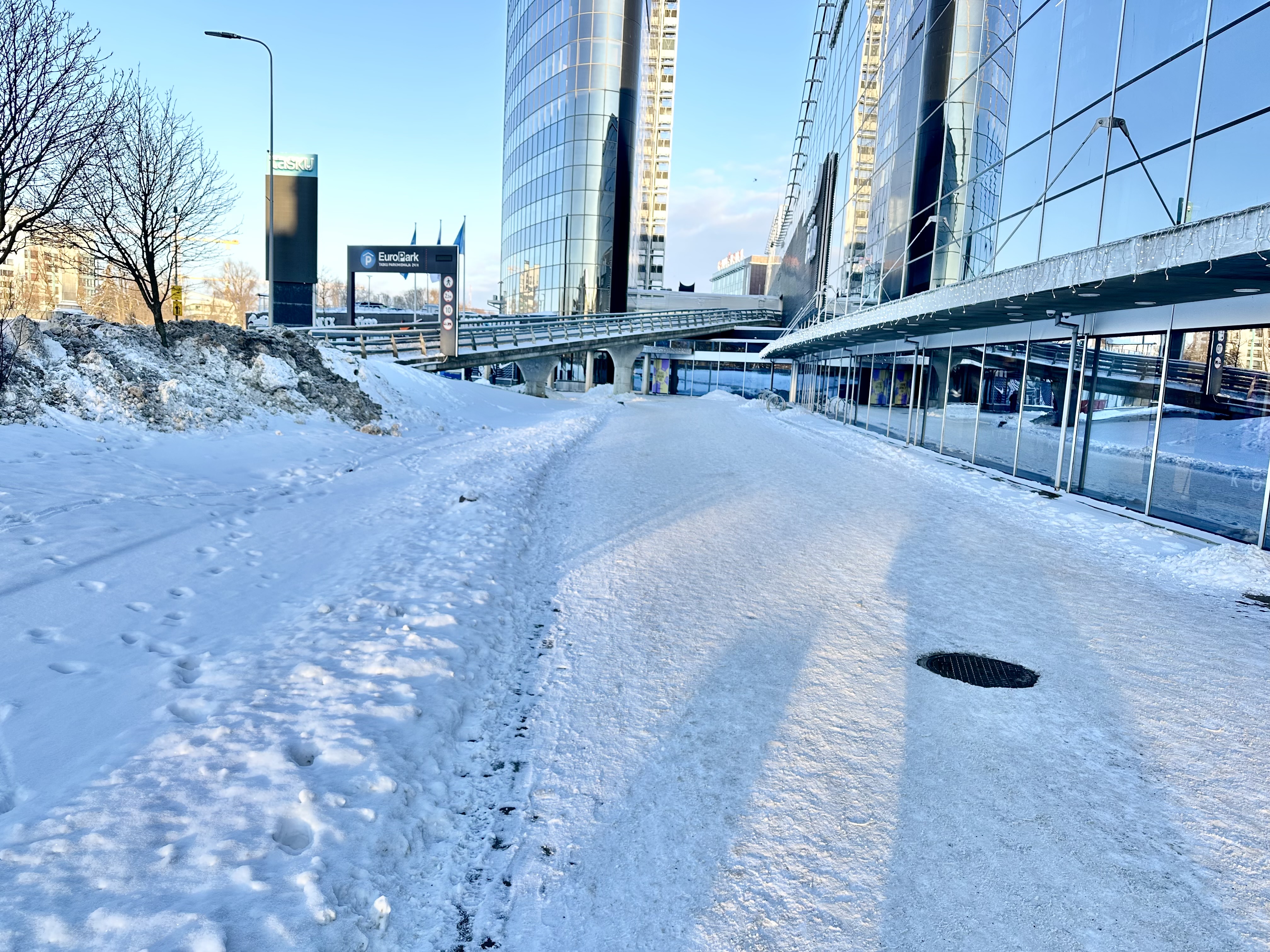 Tartu teerajajate jäljed lume all
